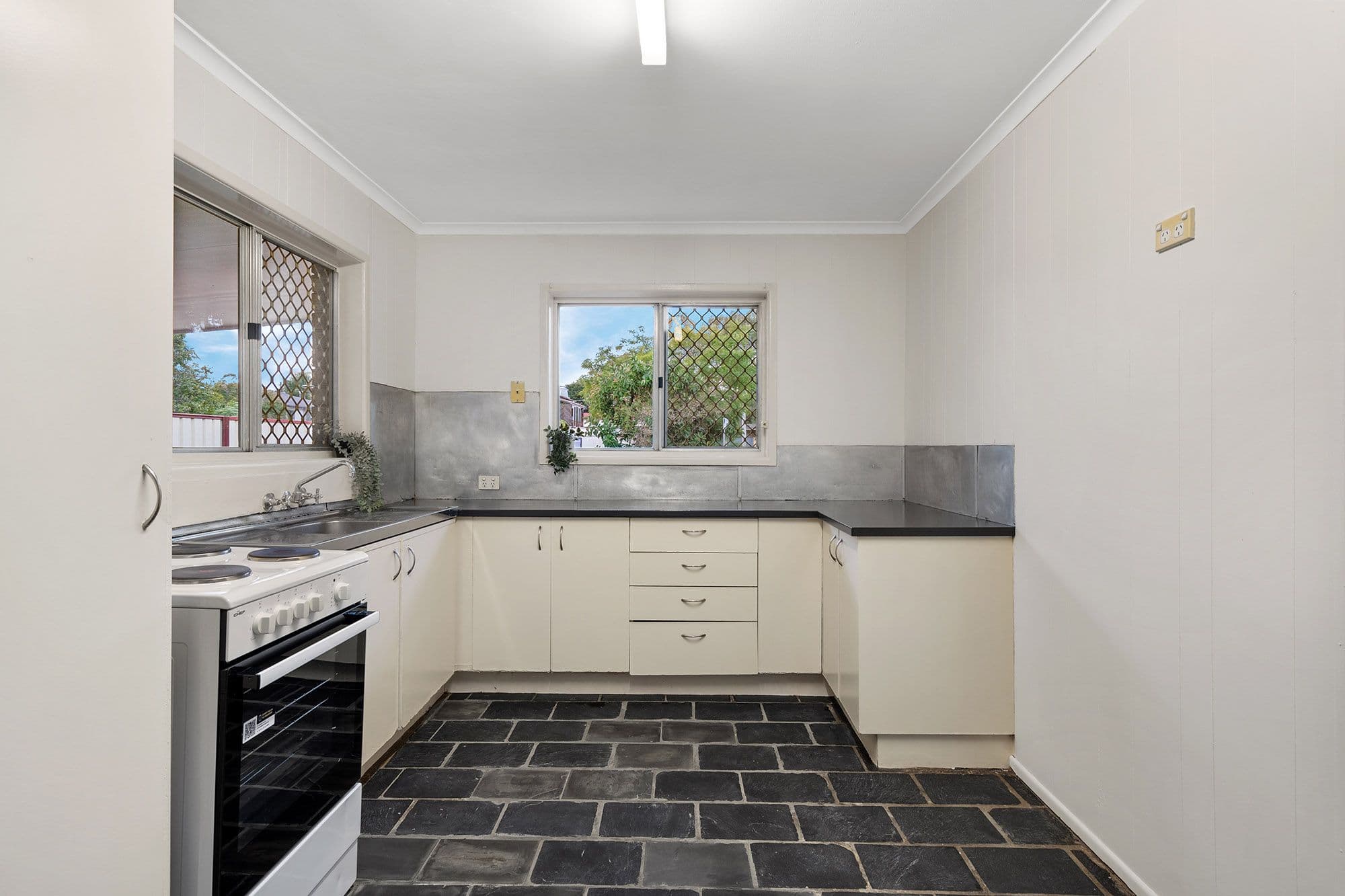 17 Birch Street, Kingston QLD 4114, Kingston - Thumbnail 2