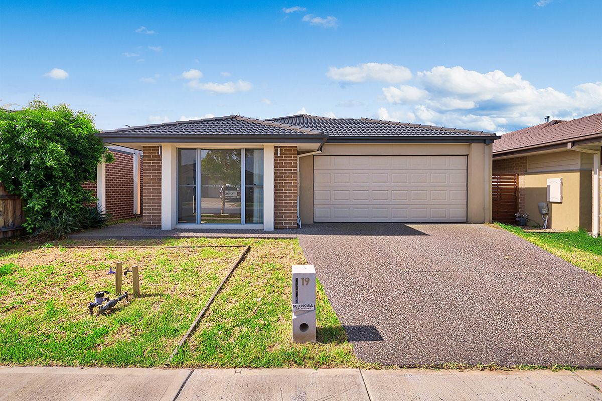19 Naas Road, Clyde North VIC 3978, Clyde North - Image 1