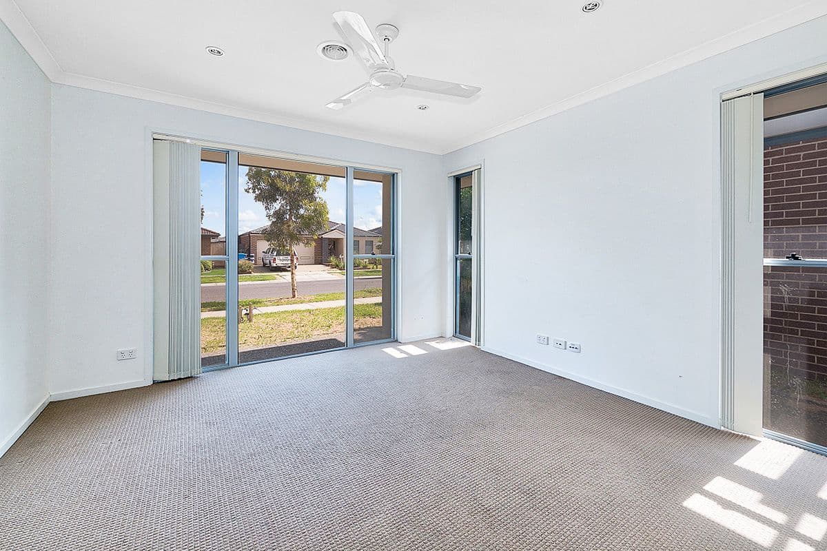 19 Naas Road, Clyde North VIC 3978, Clyde North - Thumbnail 3