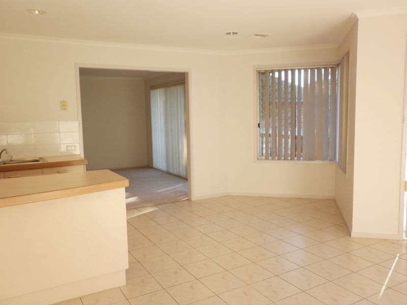 2 Furlong Road, QUEANBEYAN NSW 2620, Queanbeyan West - Thumbnail 6