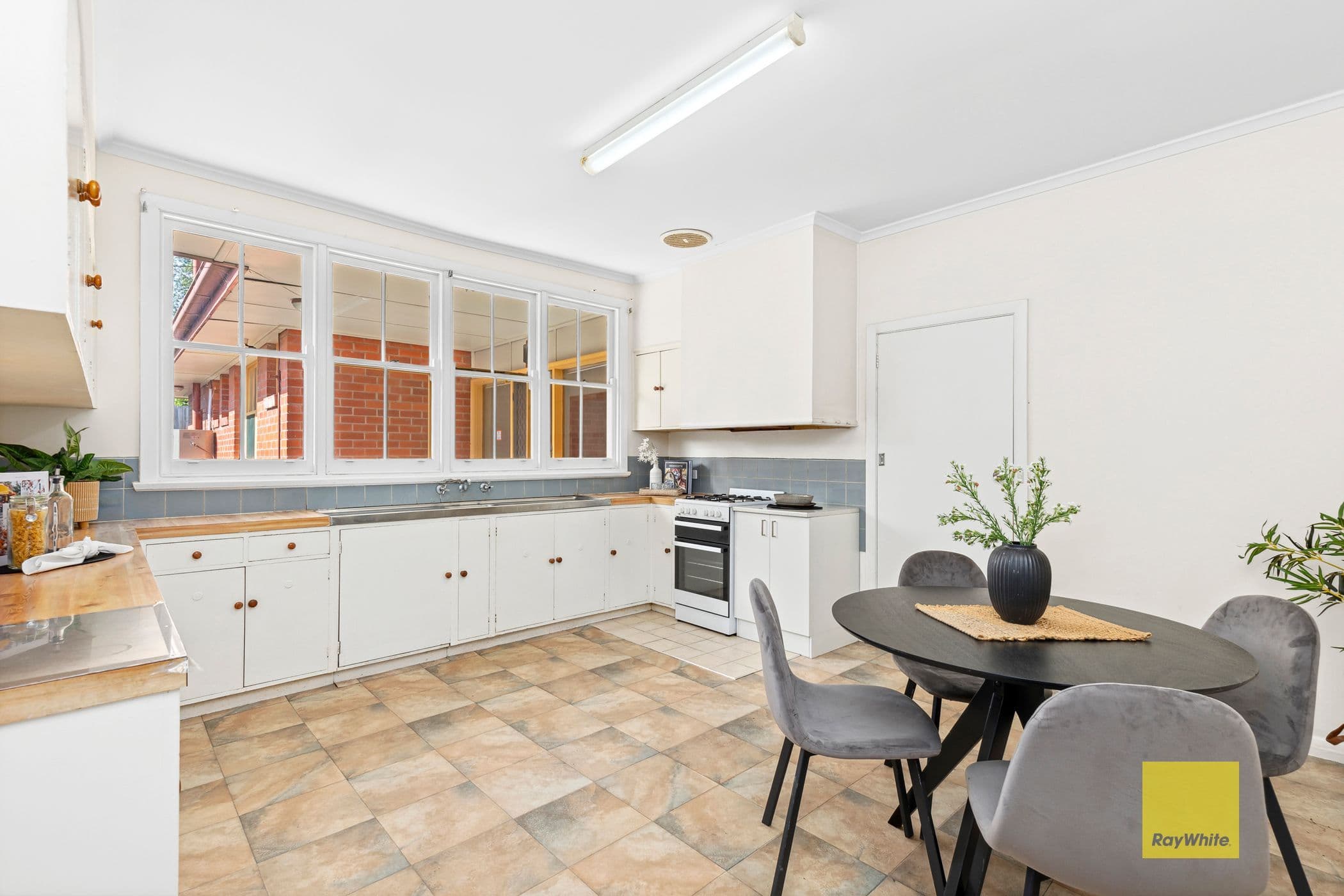 136 Barrabool Road, Highton VIC 3216, Highton - Thumbnail 5