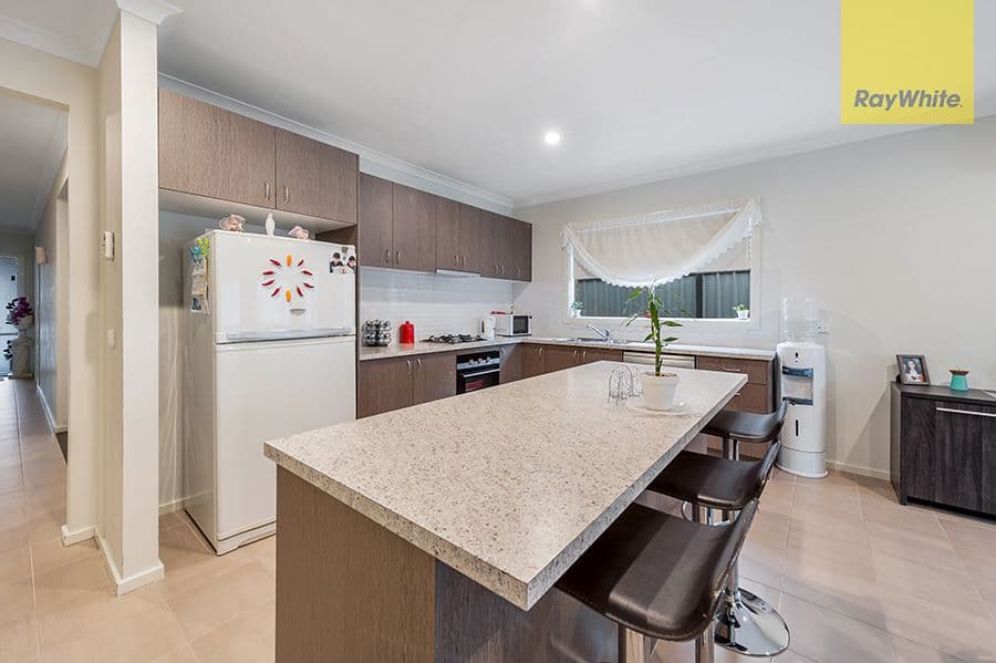 17 Pinnacle Drive, Craigieburn VIC 3064, Craigieburn - Thumbnail 2