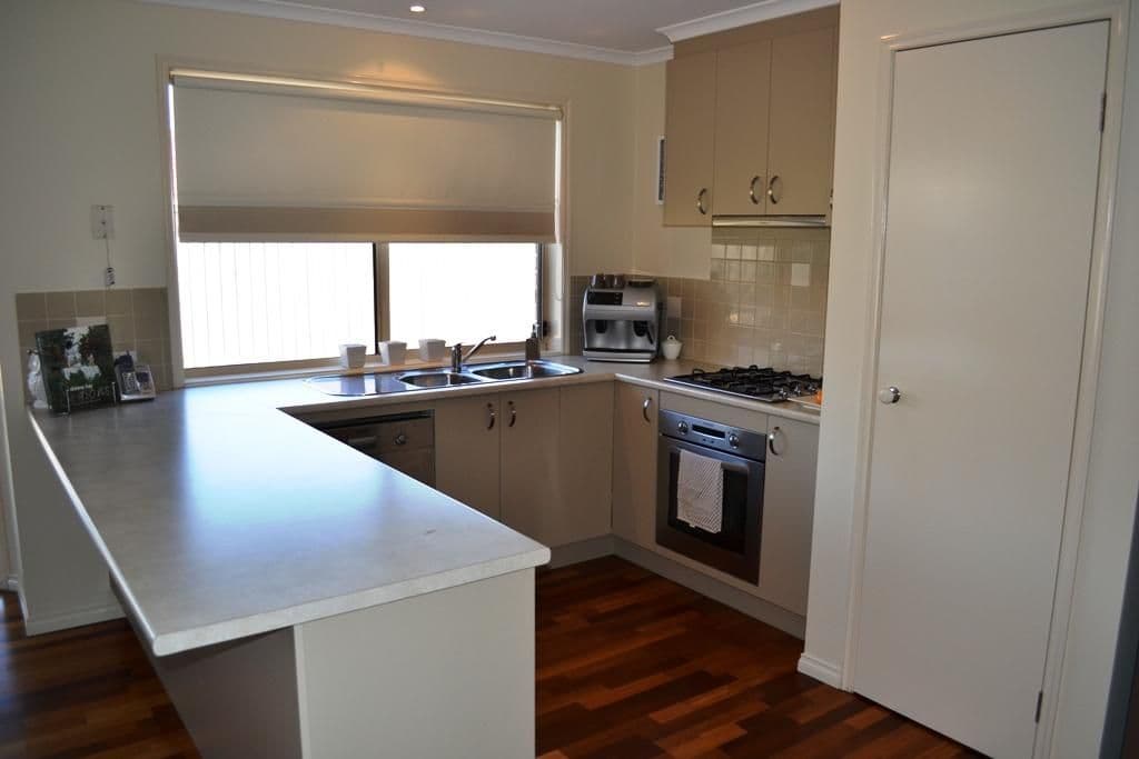 33 Burge Drive, SUNBURY VIC 3429, Sunbury - Thumbnail 2