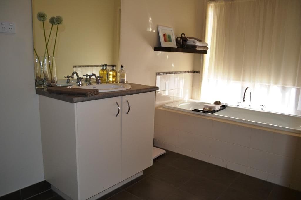 33 Burge Drive, SUNBURY VIC 3429, Sunbury - Thumbnail 5