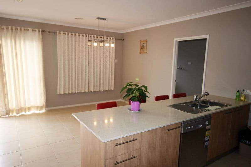 40 Wilkins Crescent, BURNSIDE HEIGHTS VIC 3023, Burnside Heights - Thumbnail 3