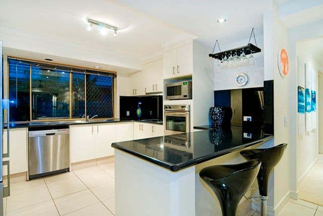 27 Sundown Drive, PARADISE POINT QLD 4216, Paradise Point - Thumbnail 2
