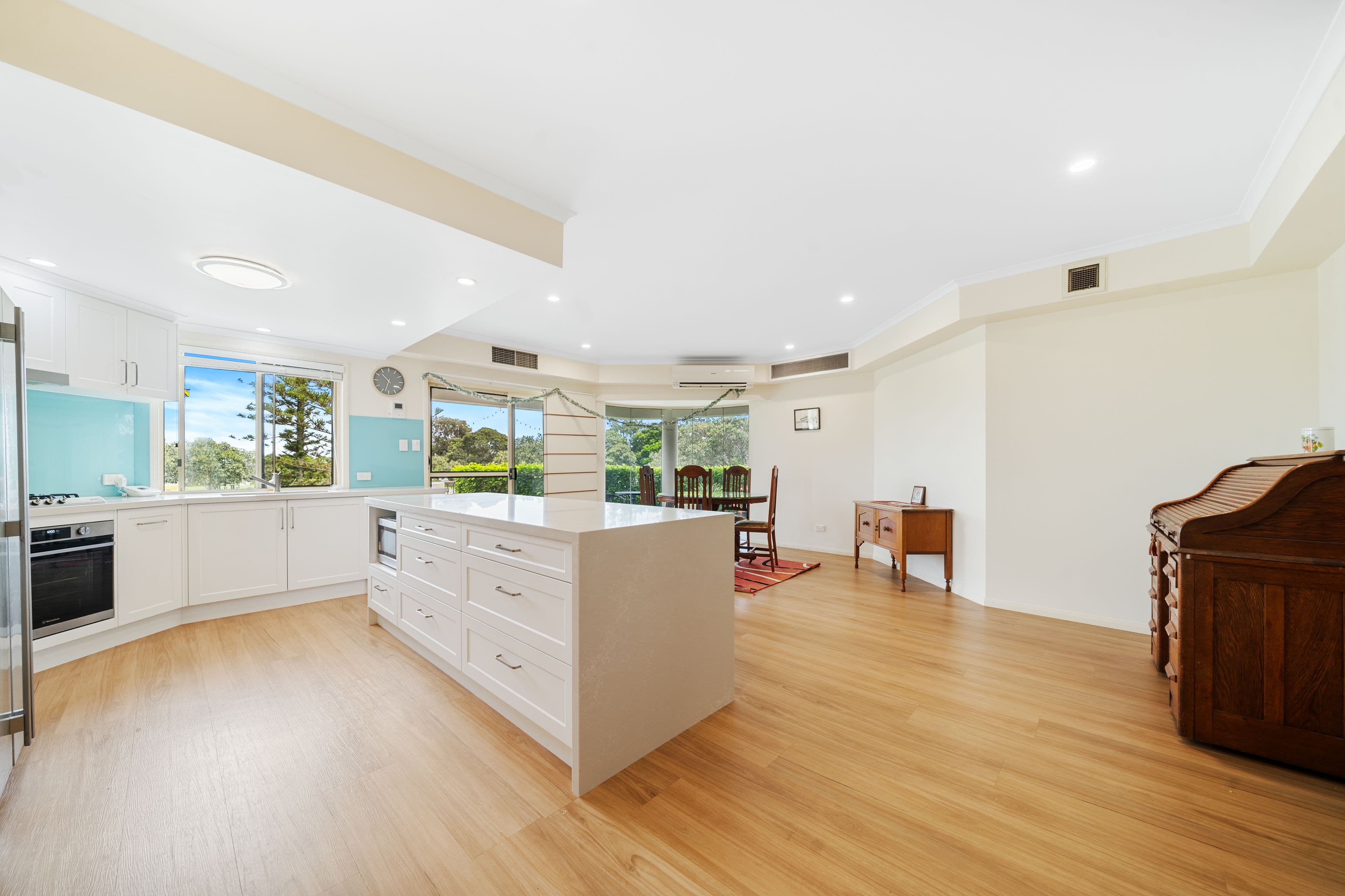 16 Commodore Drive, Birkdale QLD 4159, Birkdale - Thumbnail 3
