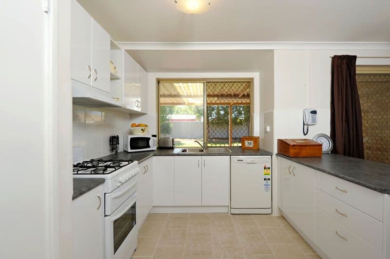 6 Chittering Place, COOLOONGUP WA 6168, Cooloongup - Thumbnail 2
