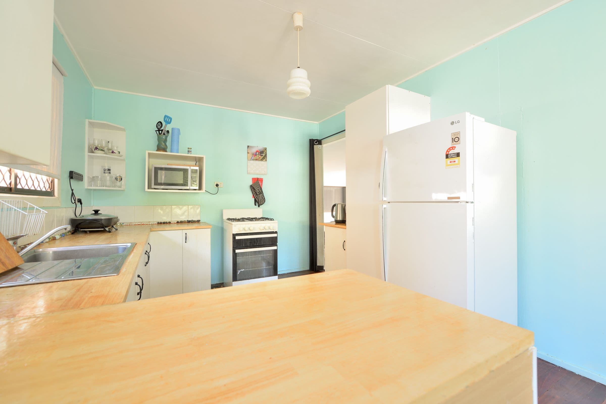 19 Charles Street, West Gladstone QLD 4680, West Gladstone - Thumbnail 2