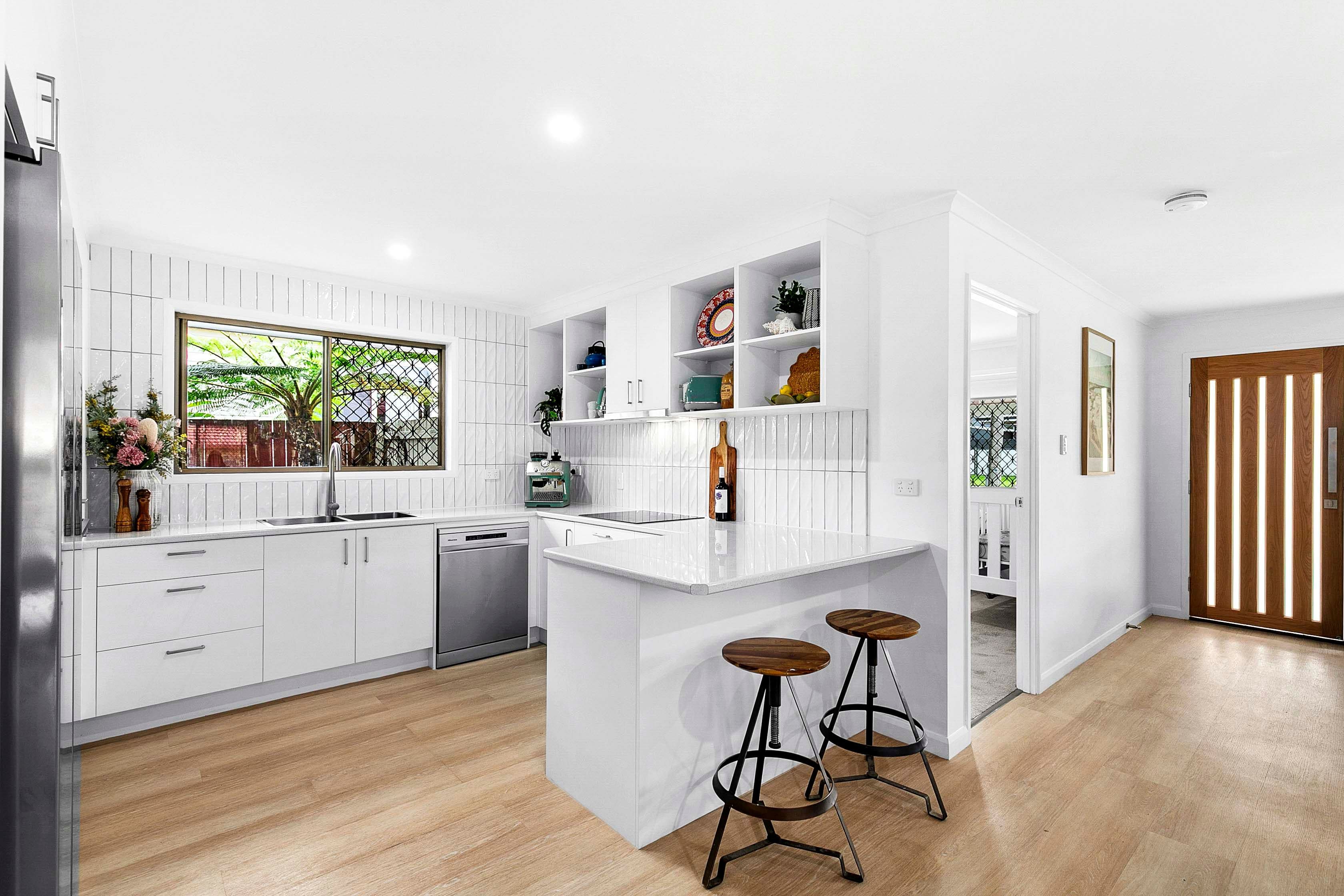 34 Limpus Street, Urangan QLD 4655, Urangan - Thumbnail 2