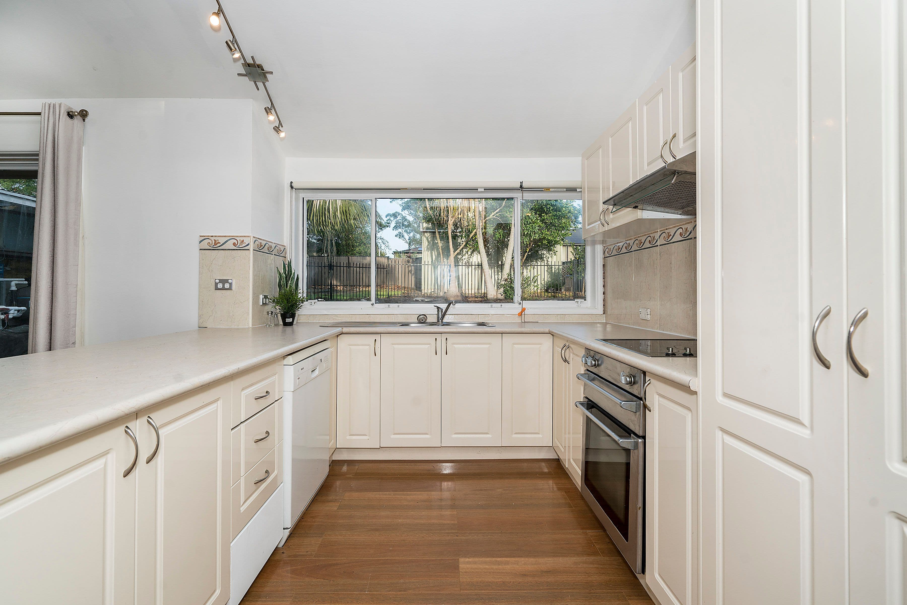 25 Hastings Parade, Bensville - Thumbnail 4