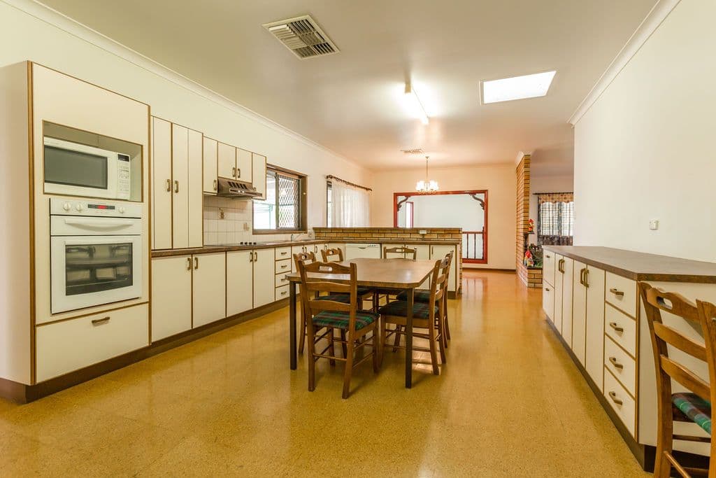 81 Retro Street, Emerald QLD 4720, Emerald - Thumbnail 2