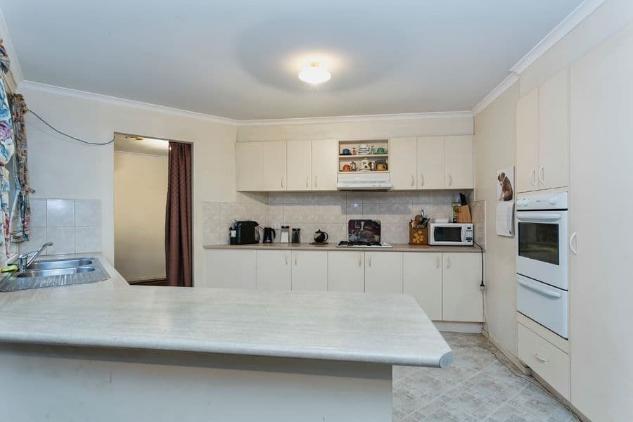 20 Westlake Drive, MELTON WEST VIC 3337, Melton West - Thumbnail 2
