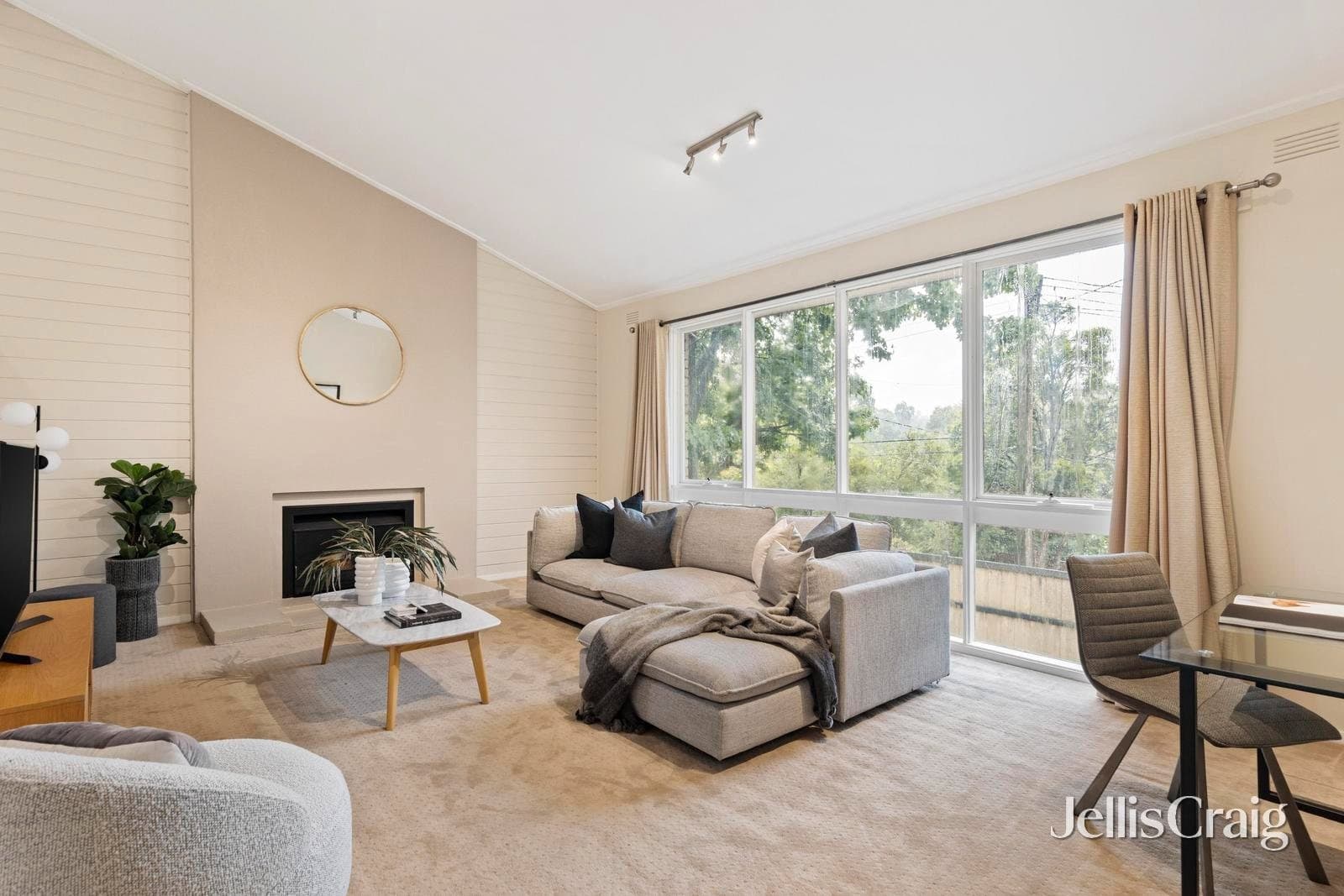 32 Andrew Crescent, Croydon South, Croydon South - Thumbnail 2