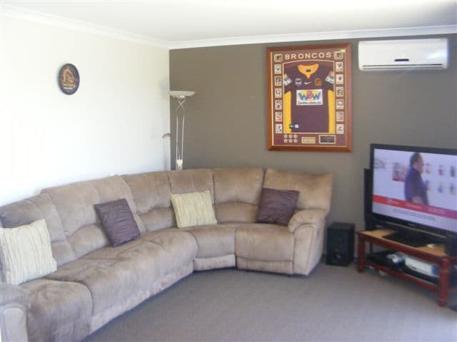 4 Debbie Court, OAKEY QLD 4401, Oakey - Thumbnail 2