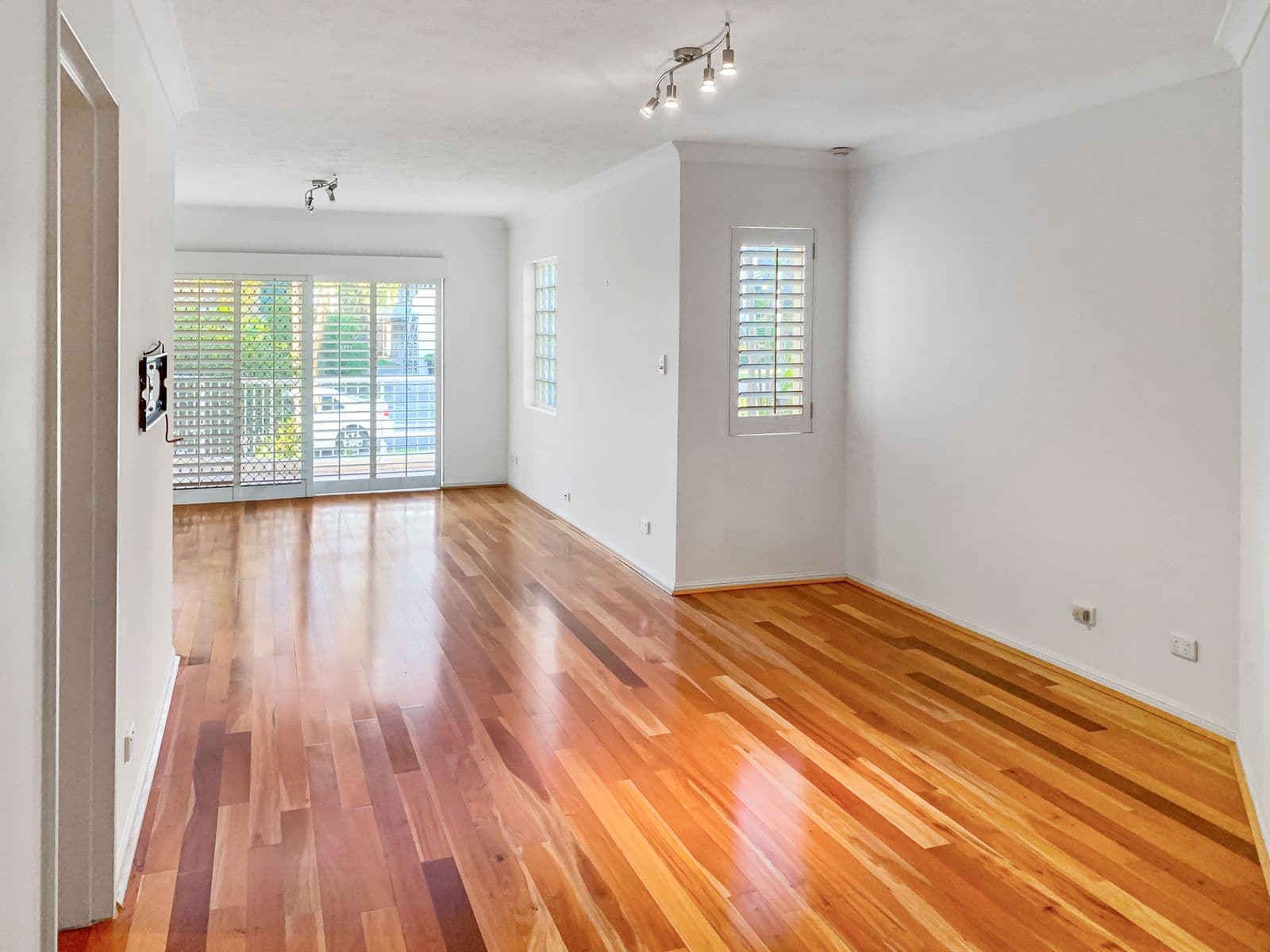 14 Rosewood Avenue, Broadbeach QLD 4218, Broadbeach - Thumbnail 2