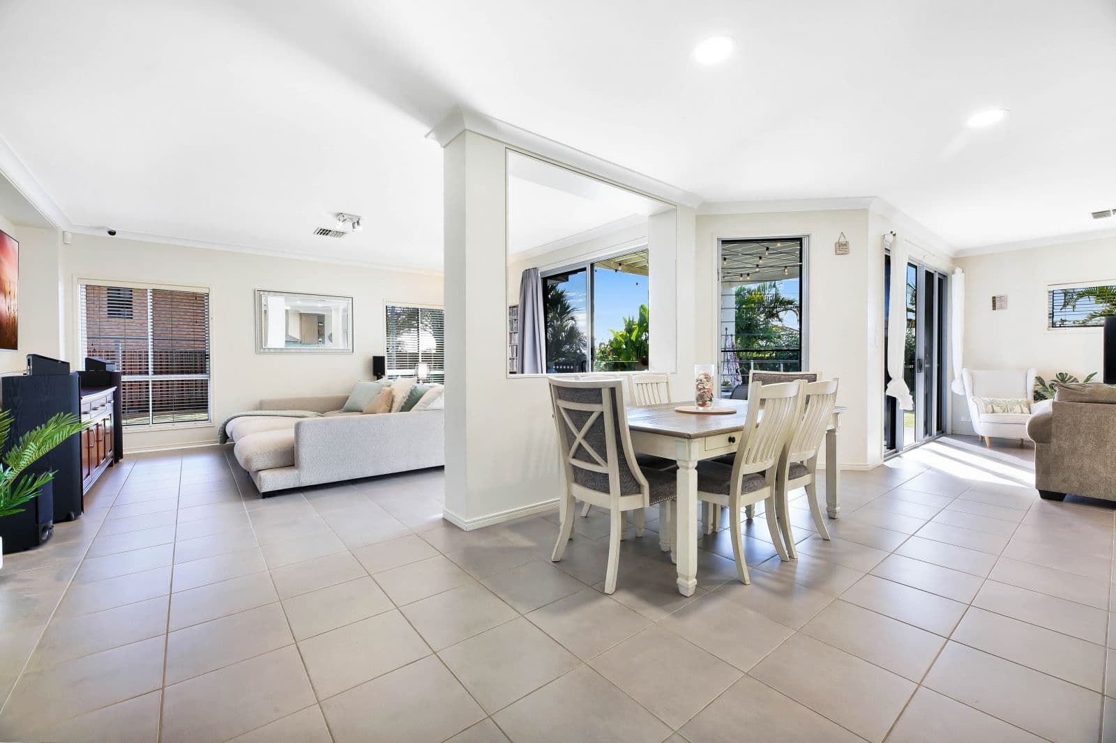 22 Codrington Circuit, Pacific Pines QLD 4211, Pacific Pines - Thumbnail 5