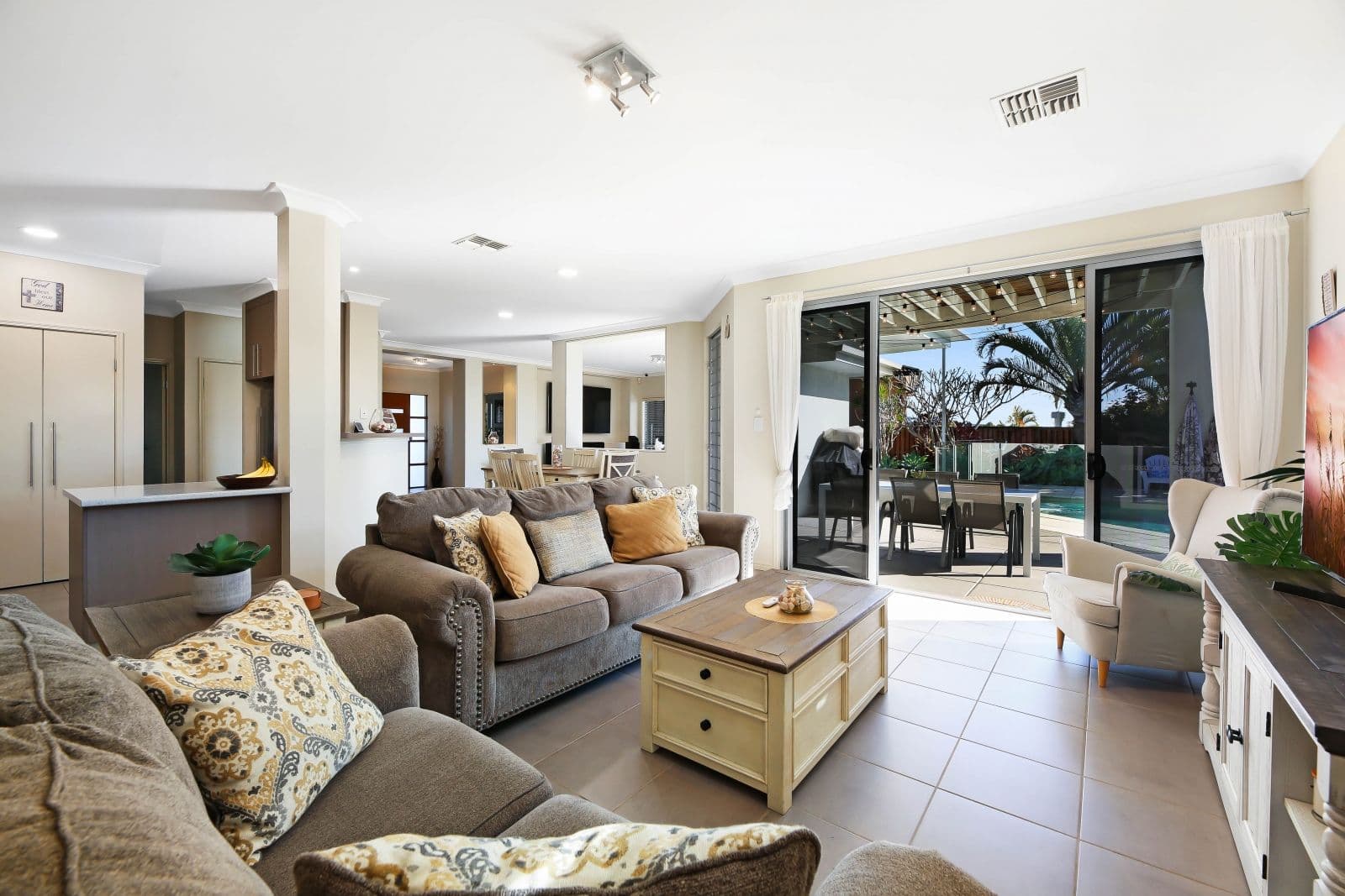 22 Codrington Circuit, Pacific Pines QLD 4211, Pacific Pines - Thumbnail 7
