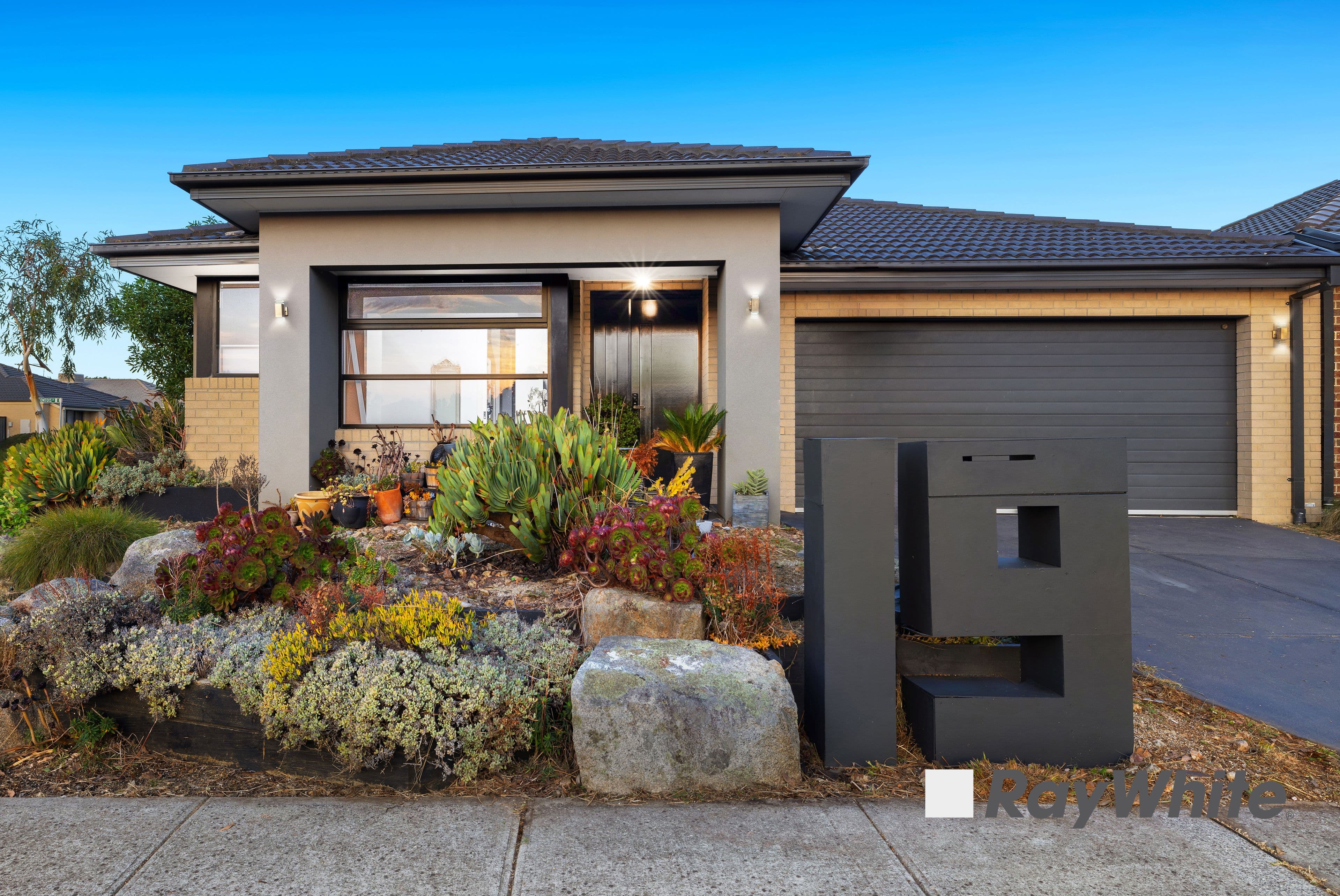 19 Calabrese Circuit, Clyde North VIC 3978, Clyde North - Thumbnail 2