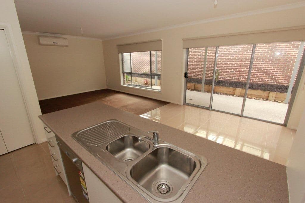 2 Sugargum Drive, WAURN PONDS VIC 3216, Waurn Ponds - Thumbnail 4