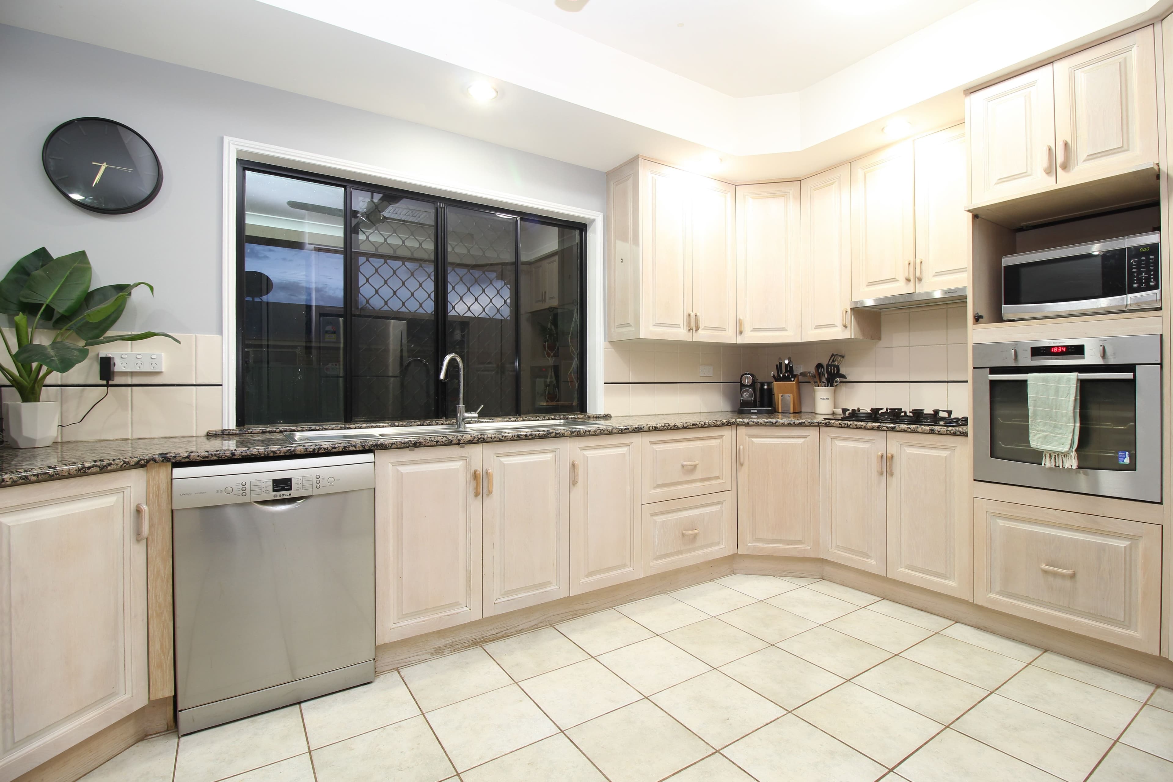 28 Jeppesen Drive, Emerald QLD 4720, Emerald - Thumbnail 3