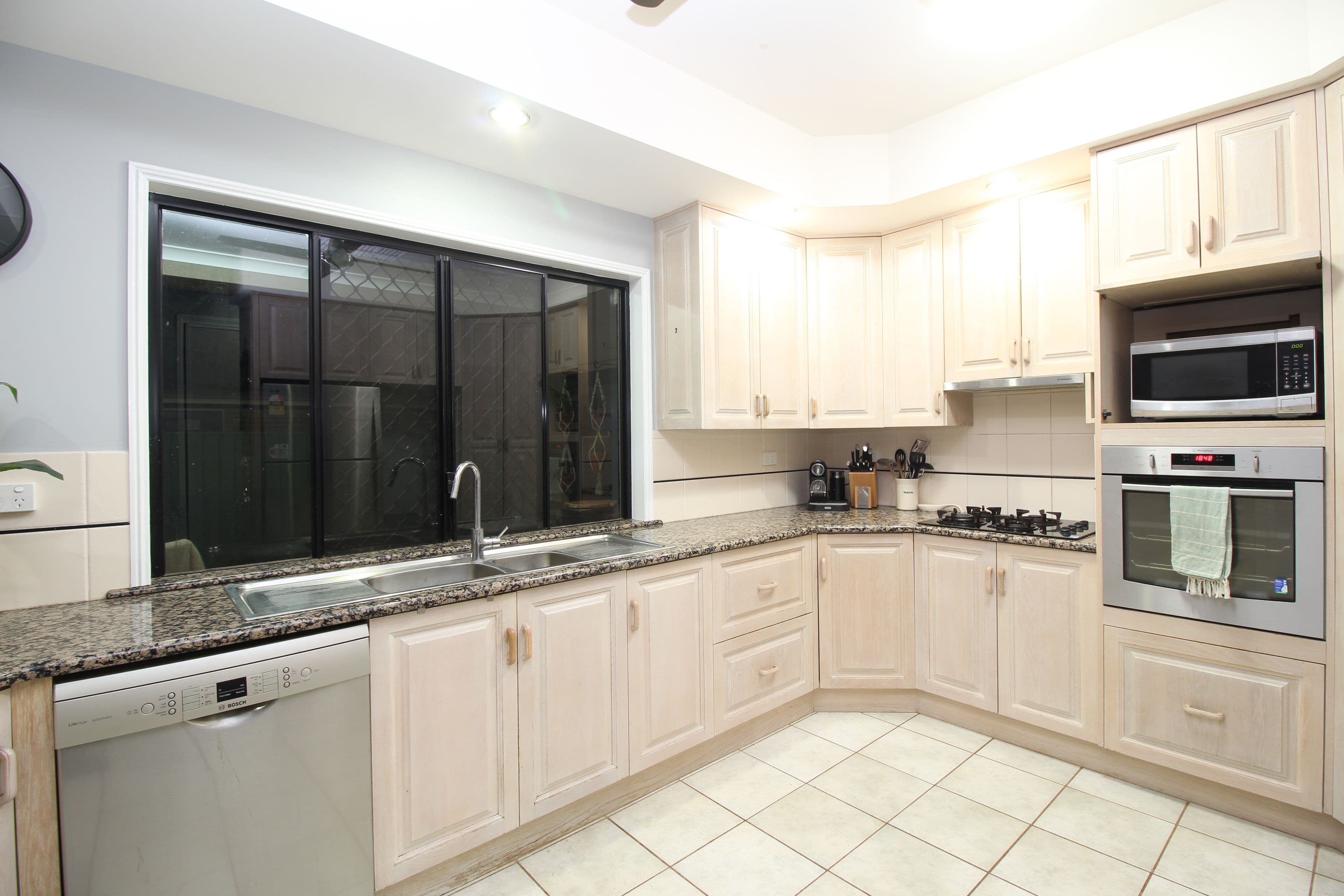 28 Jeppesen Drive, Emerald QLD 4720, Emerald - Thumbnail 4