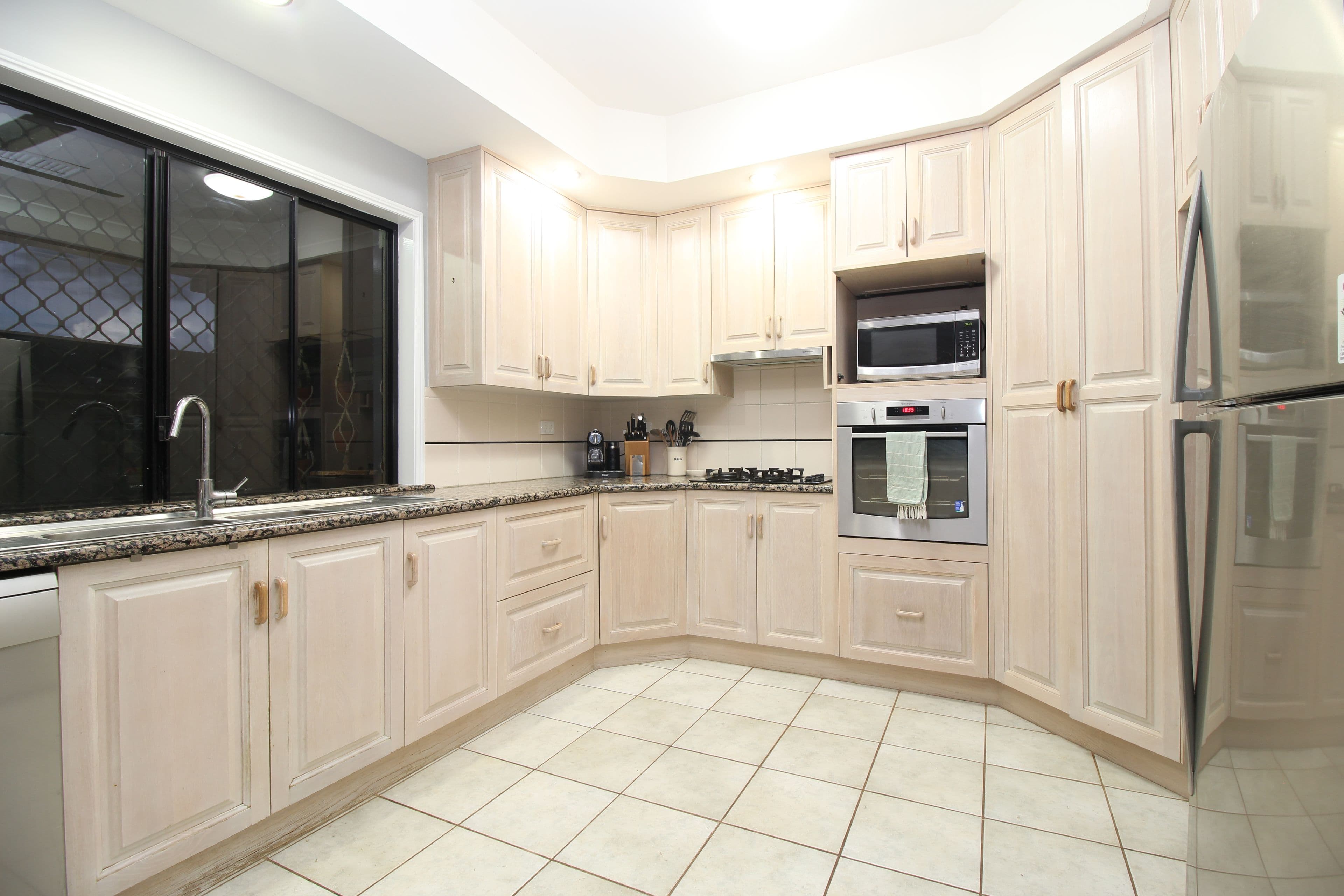28 Jeppesen Drive, Emerald QLD 4720, Emerald - Thumbnail 5