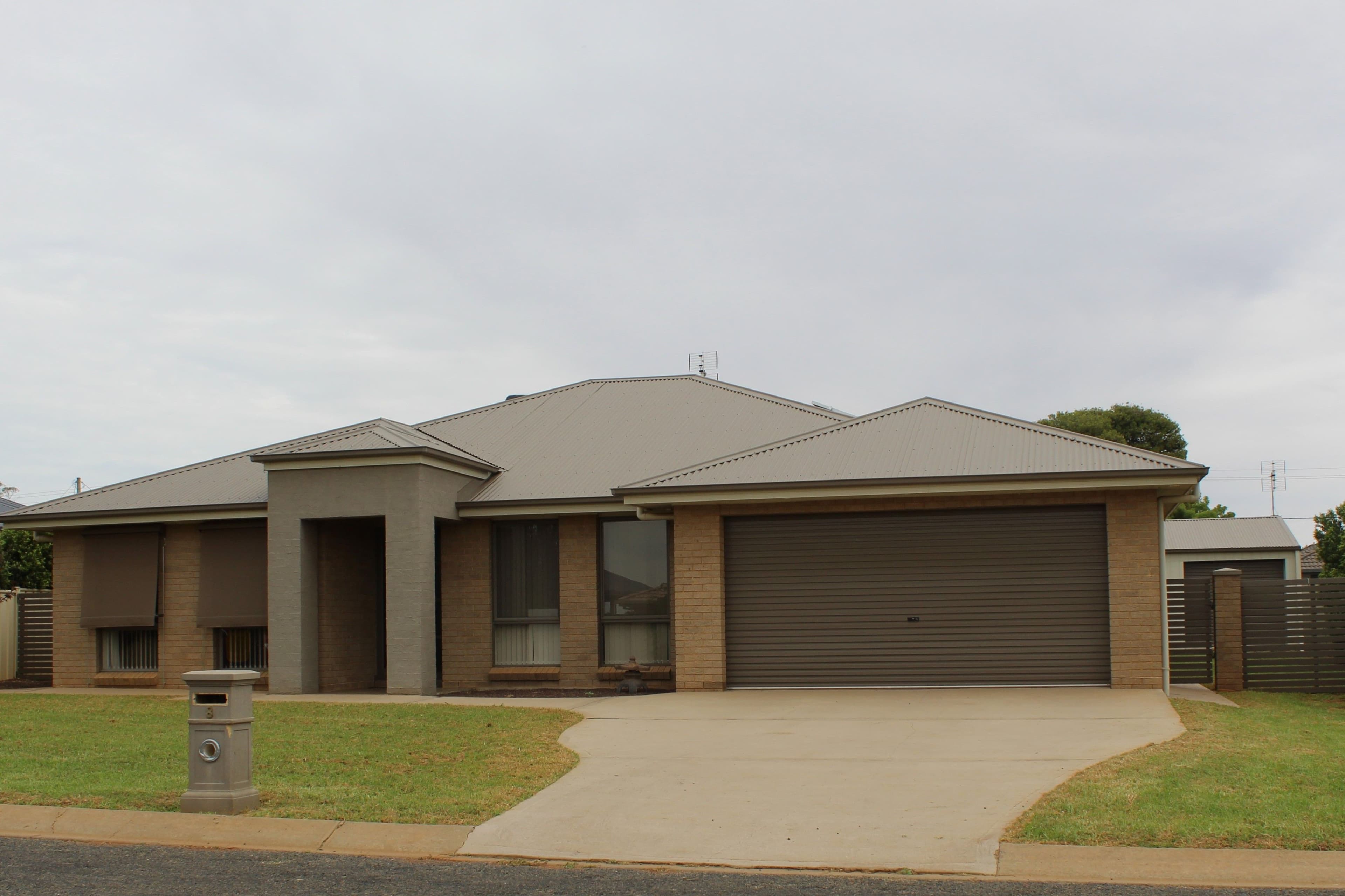 8 Avoca Place, Parkes NSW 2870, Parkes - Image 1