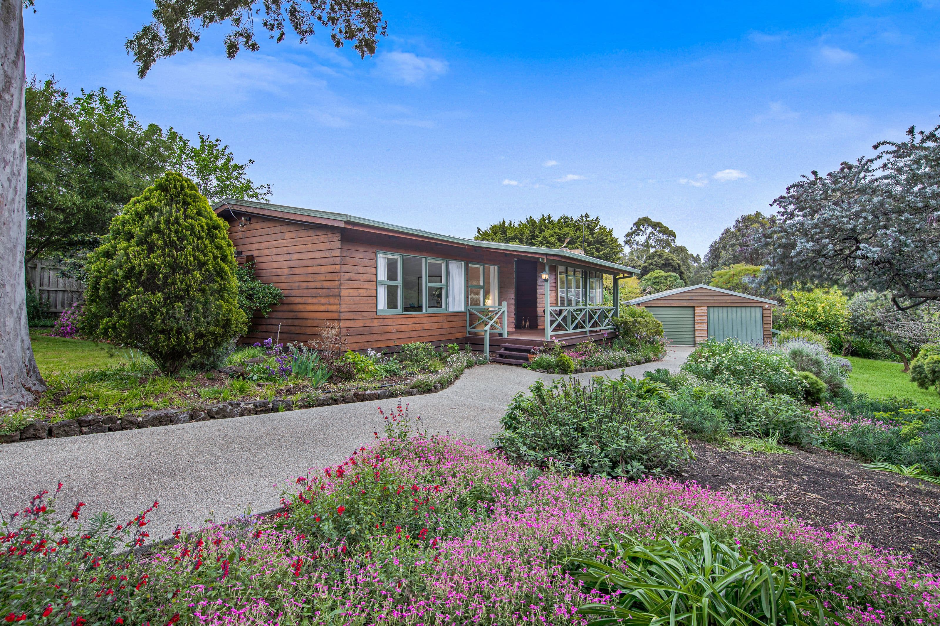 19 Meadow Crescent, Mount Waverley VIC 3149, Mount Waverley - Thumbnail 2