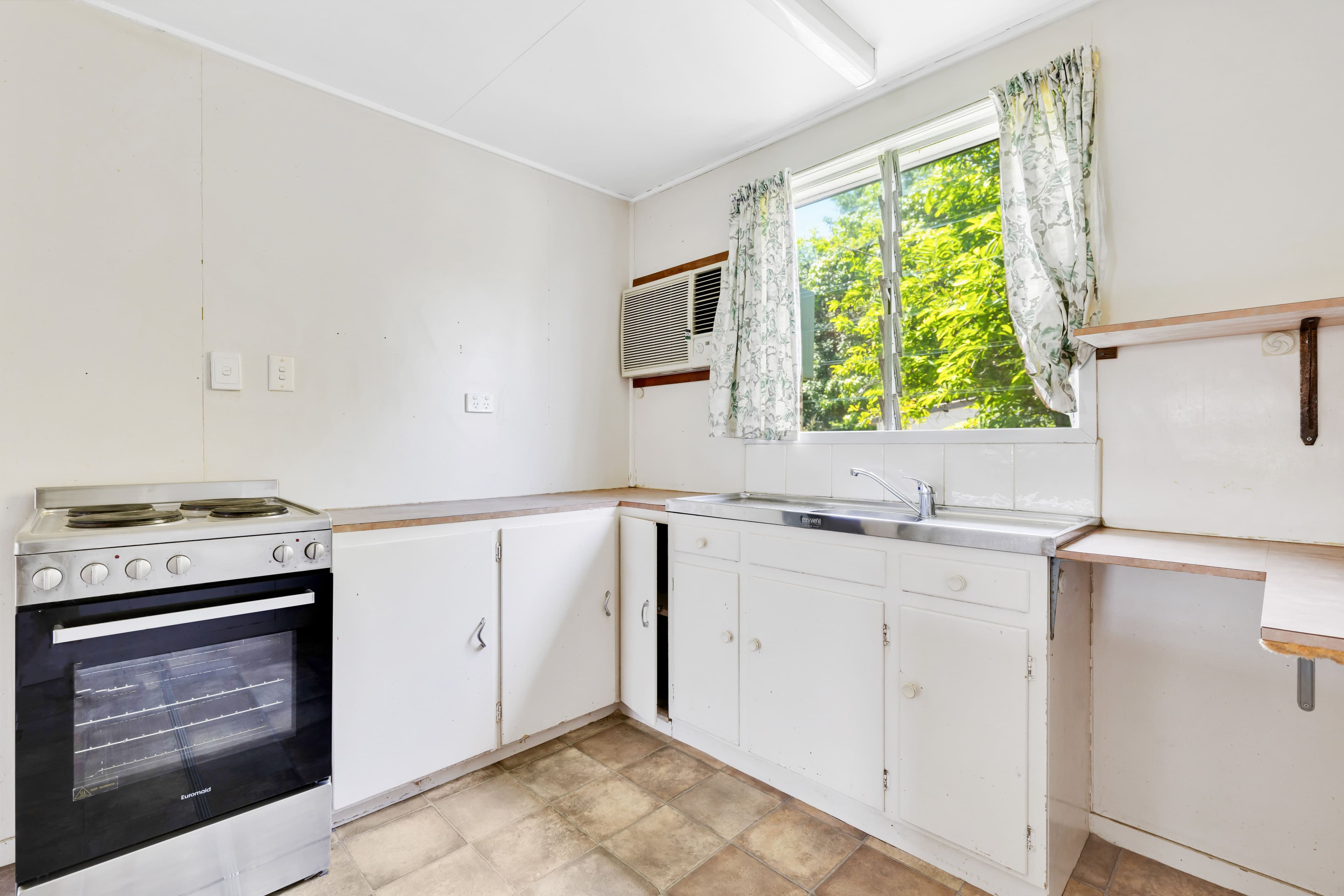 77 Anakie Street, Emerald QLD 4720, Emerald - Thumbnail 6