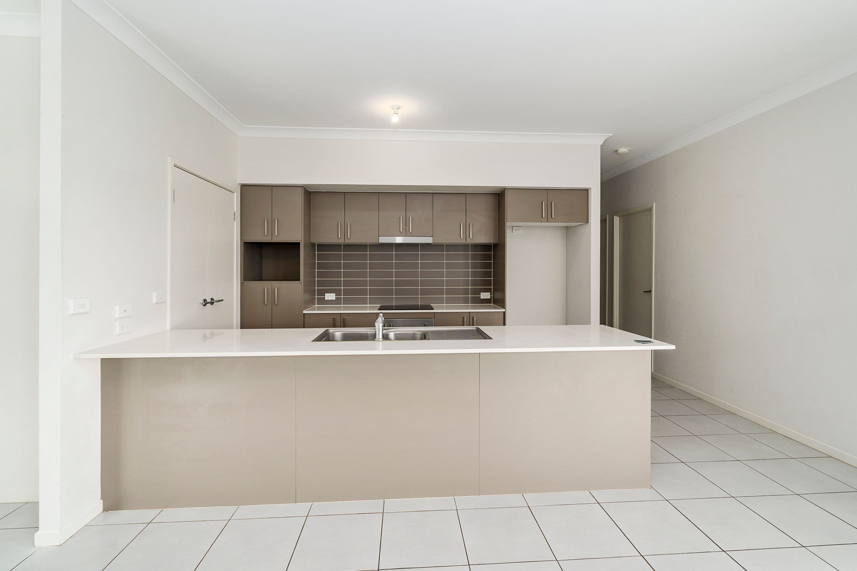 19 Plymouth Boulevard, Spring Farm - Thumbnail 2