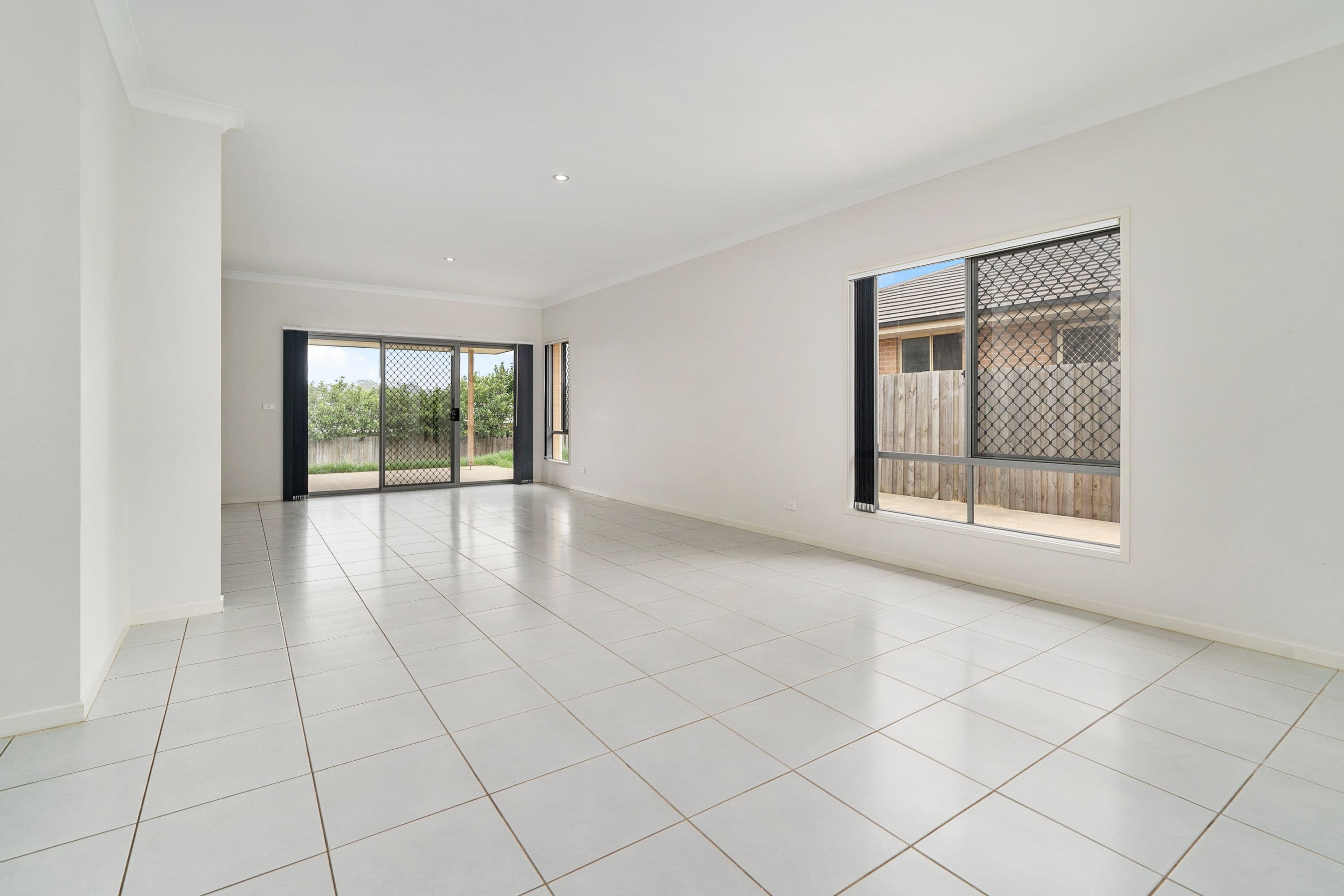 19 Plymouth Boulevard, Spring Farm - Thumbnail 3