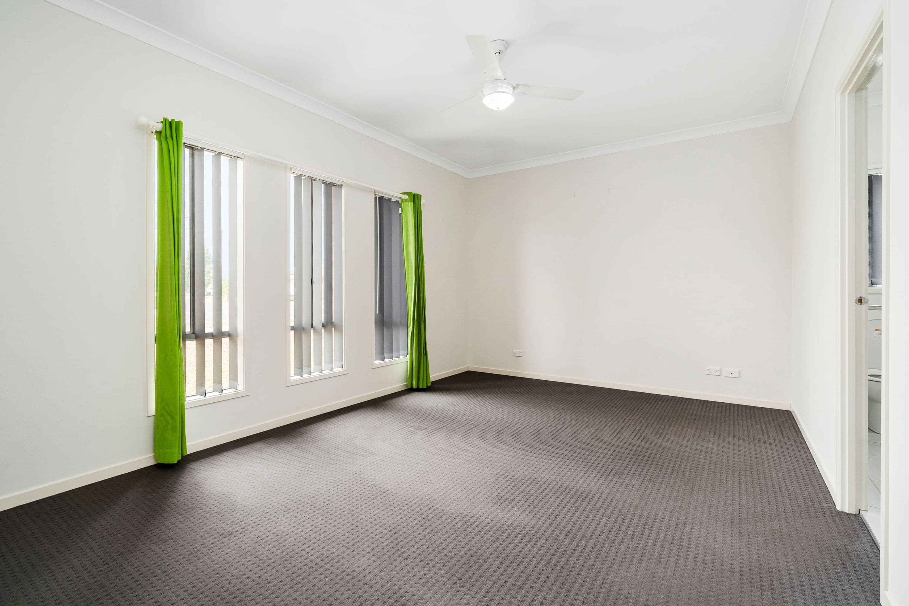 19 Plymouth Boulevard, Spring Farm - Thumbnail 4
