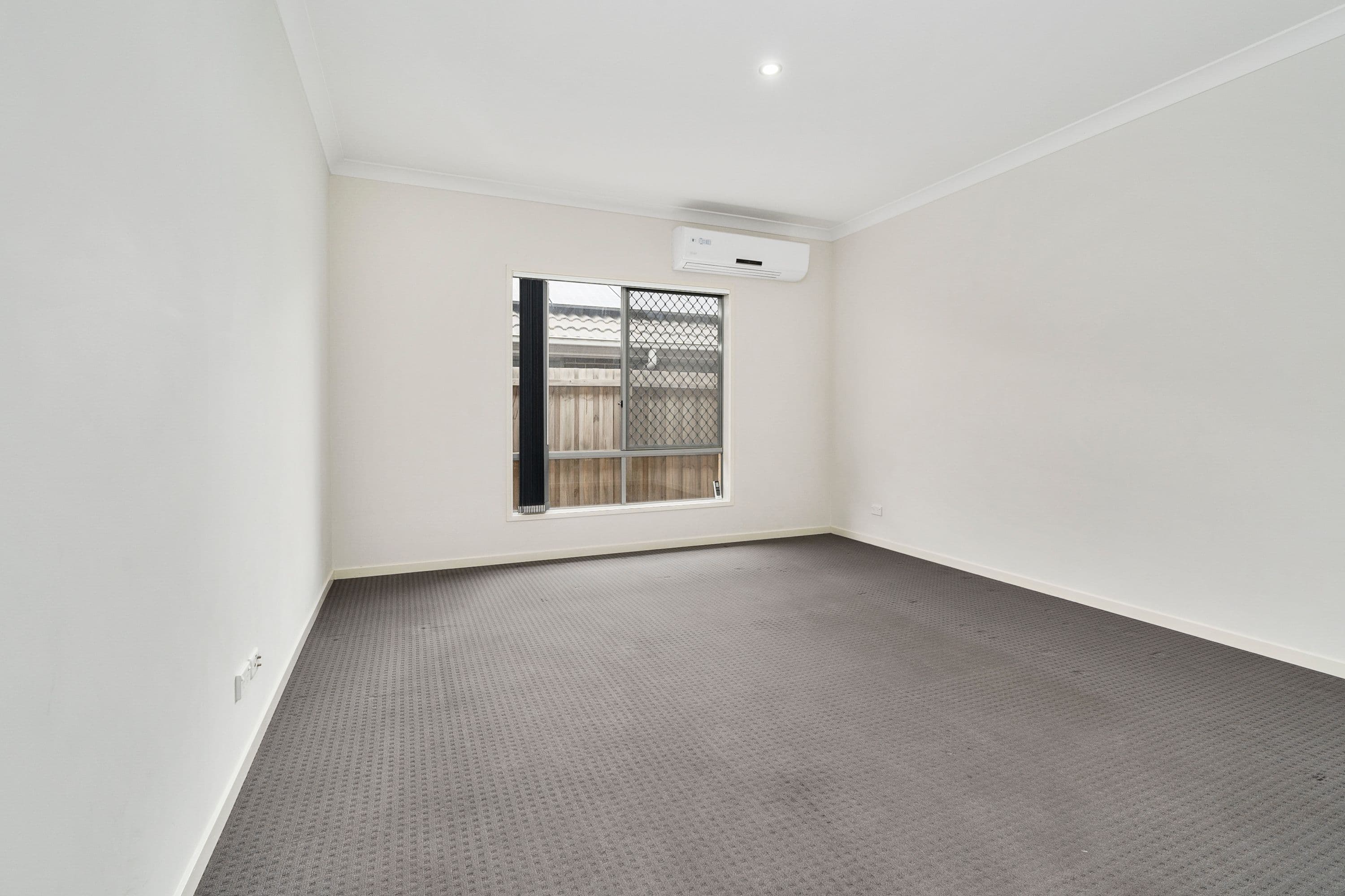 19 Plymouth Boulevard, Spring Farm - Thumbnail 6