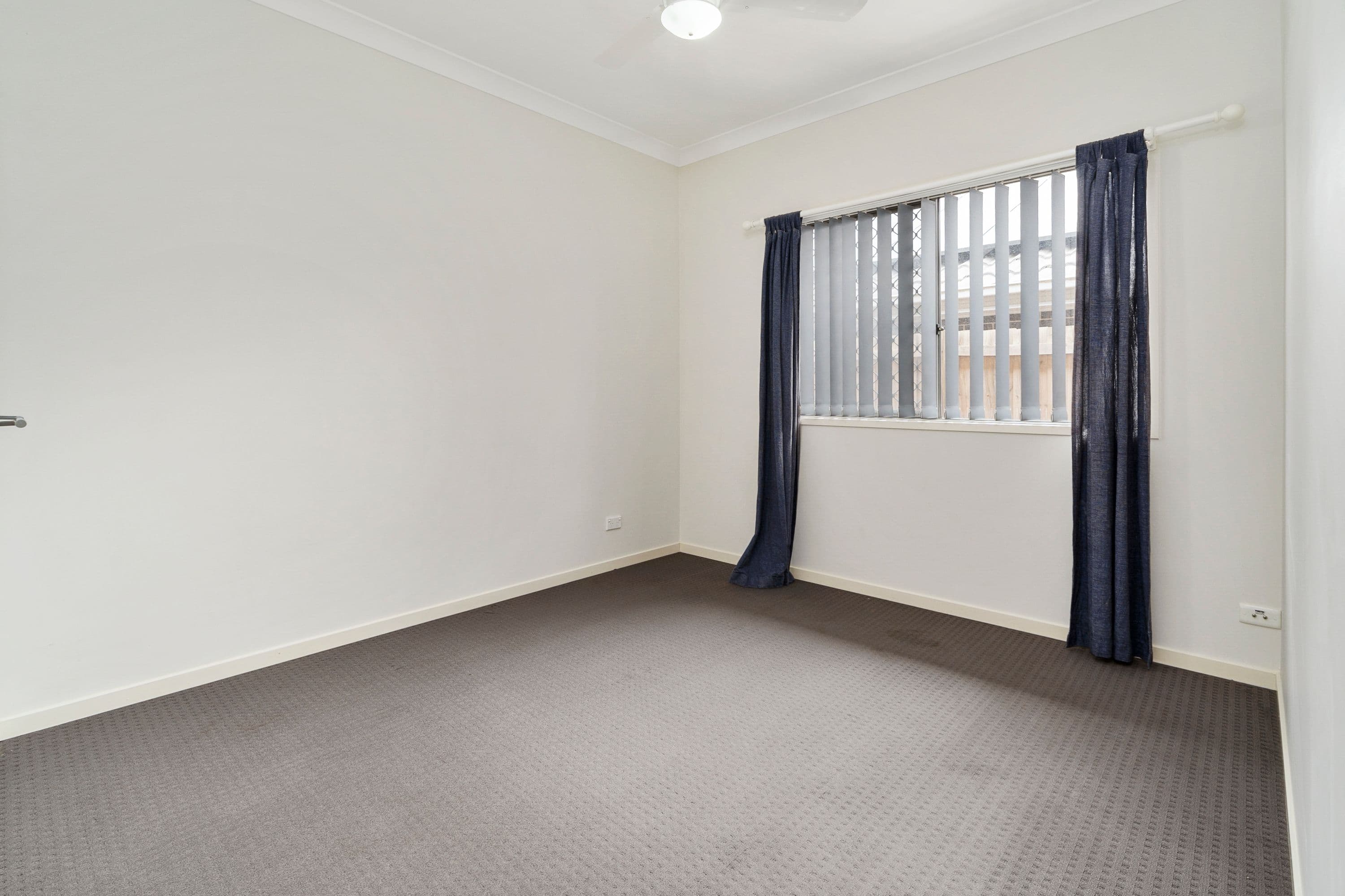 19 Plymouth Boulevard, Spring Farm - Thumbnail 7