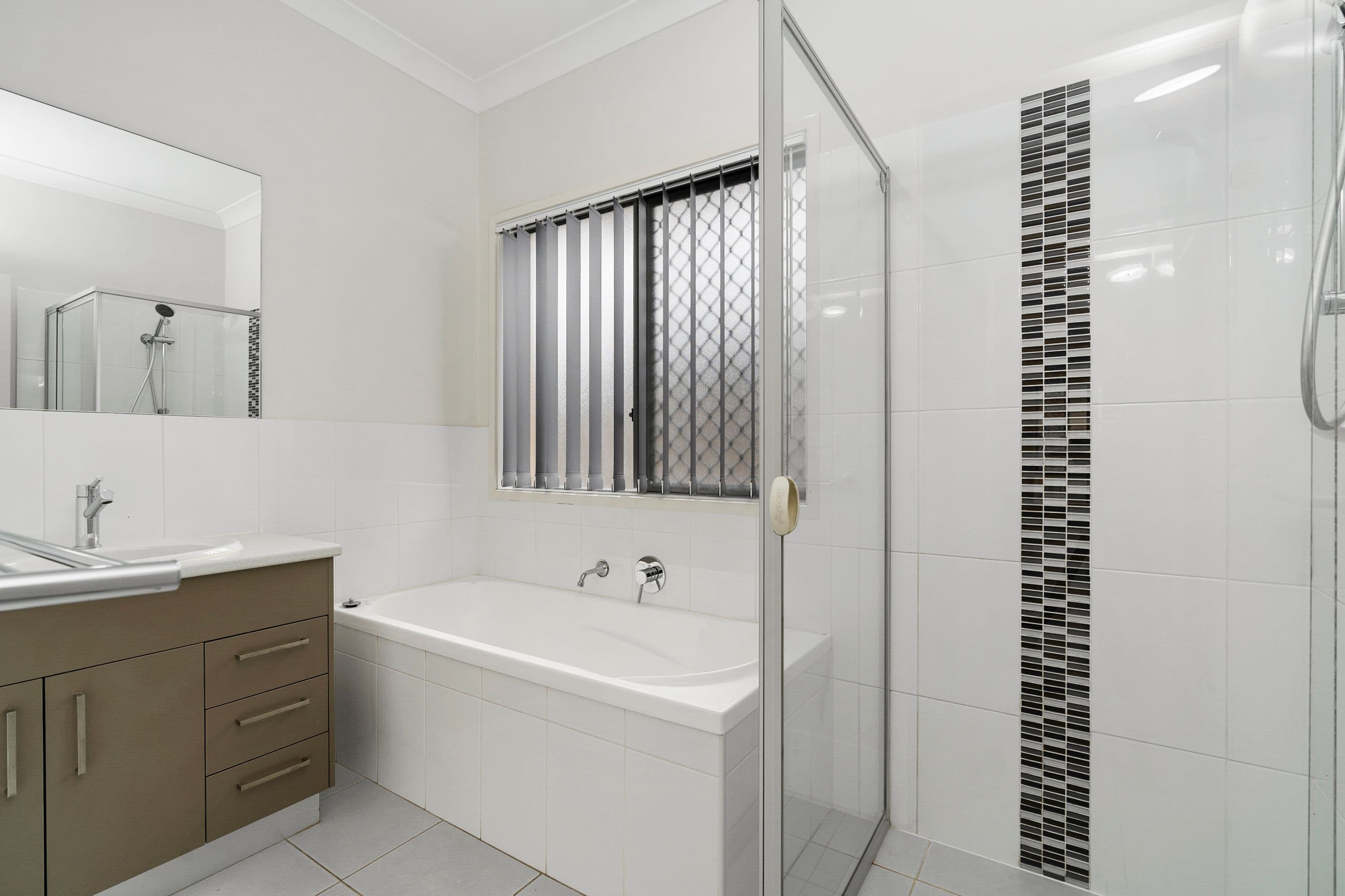 19 Plymouth Boulevard, Spring Farm - Thumbnail 8