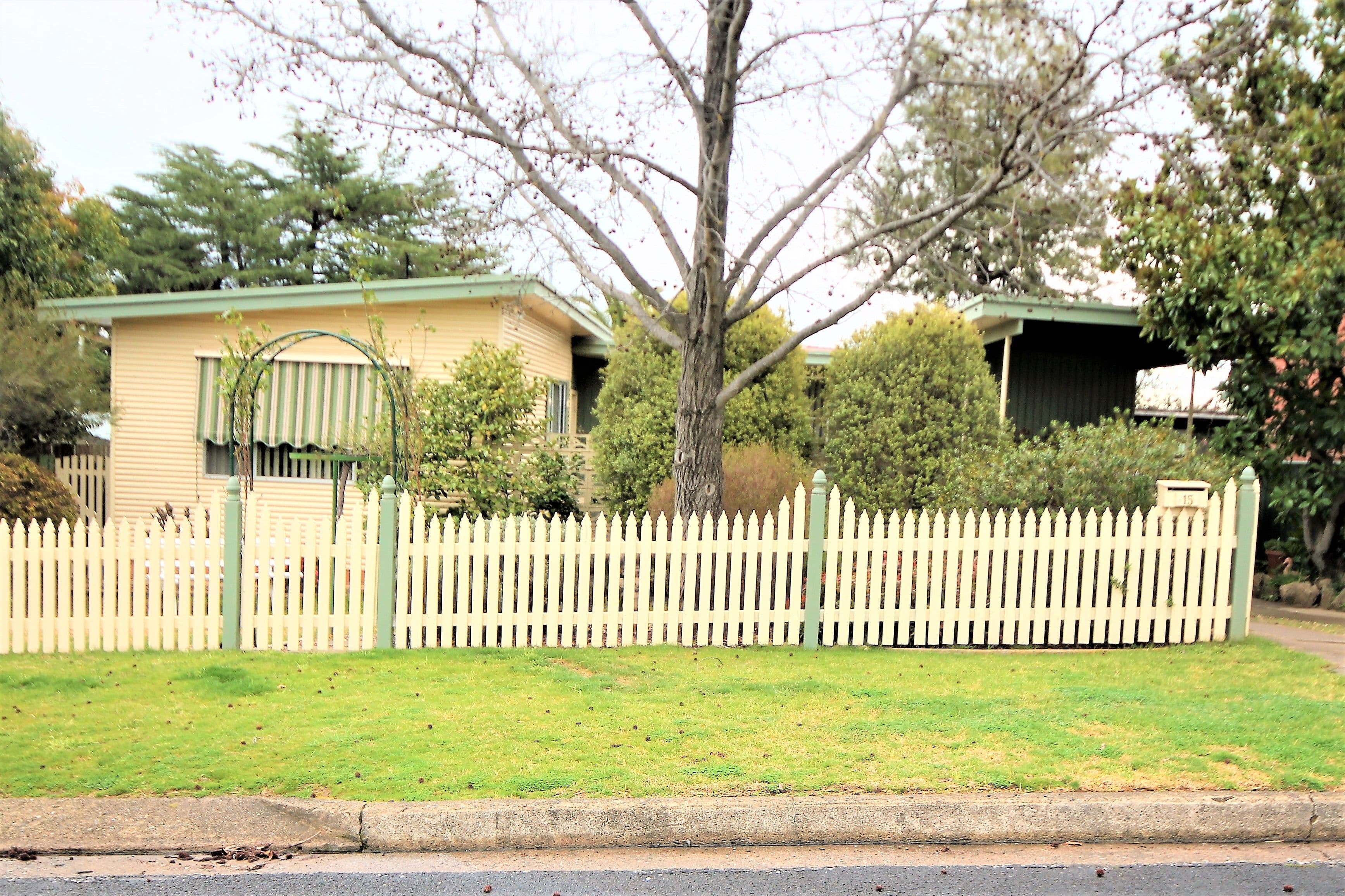 15 Russell Street, Young - Image 1
