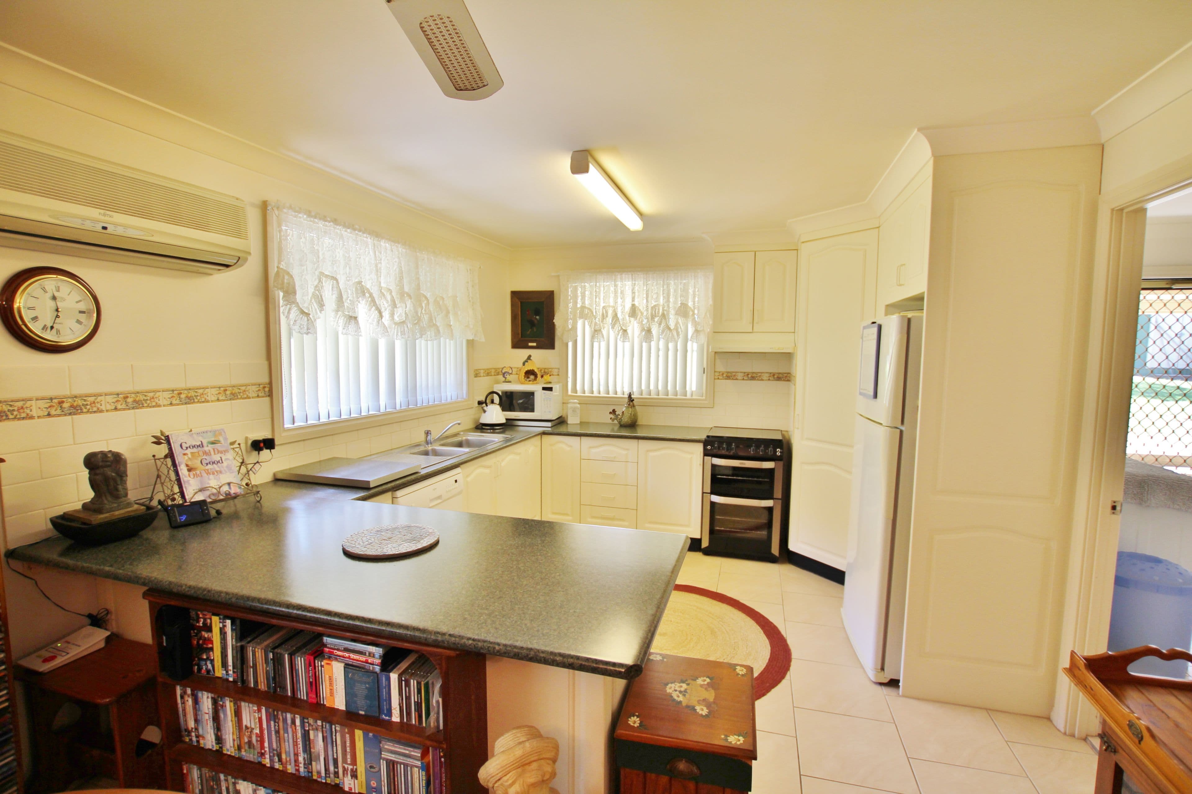 11 Samuel Court, Young - Thumbnail 6
