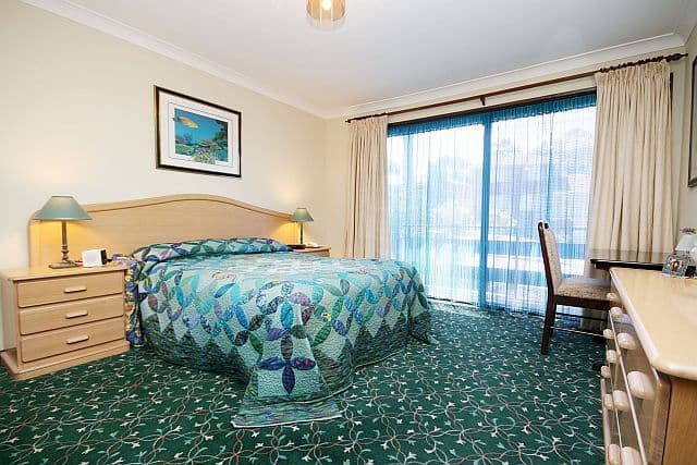 2/17 Minapre Street, Lorne, VIC, Glen Waverley - Thumbnail 3