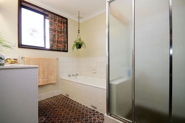 2/17 Minapre Street, Lorne, VIC, Glen Waverley - Thumbnail 4
