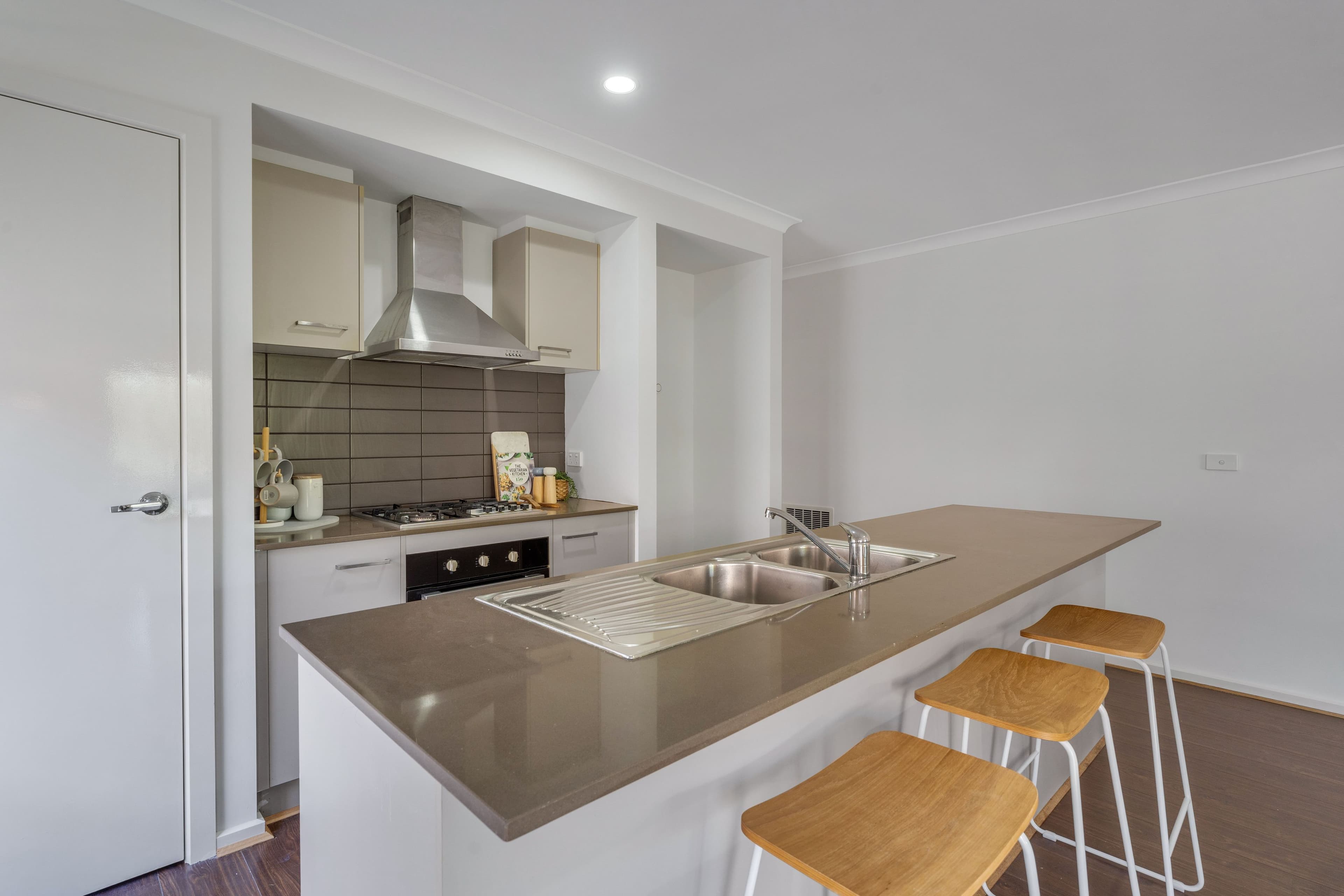 18 Fenland Street, Craigieburn VIC 3064, Craigieburn - Thumbnail 4