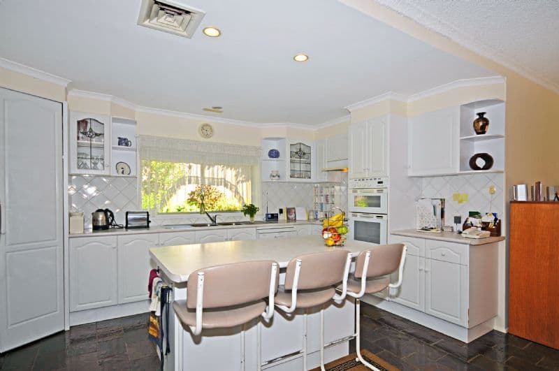 13 Blenheim Avenue, GLEN WAVERLEY VIC 3150, Glen Waverley - Thumbnail 2