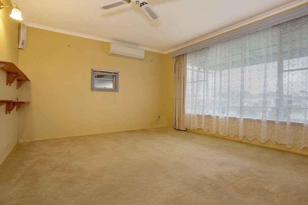 15 Tobruk Street, Cobden VIC 3266, Cobden - Thumbnail 2