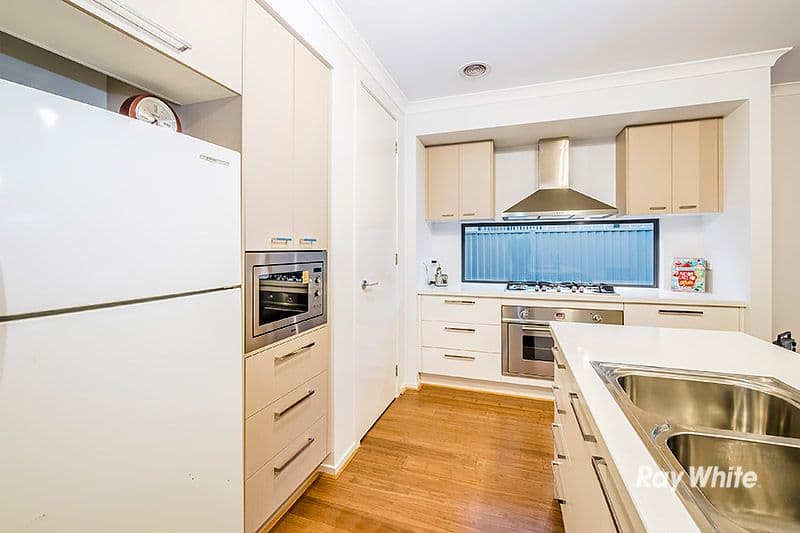 13 Hibernia Place, Cranbourne East VIC 3977, Cranbourne East - Thumbnail 3