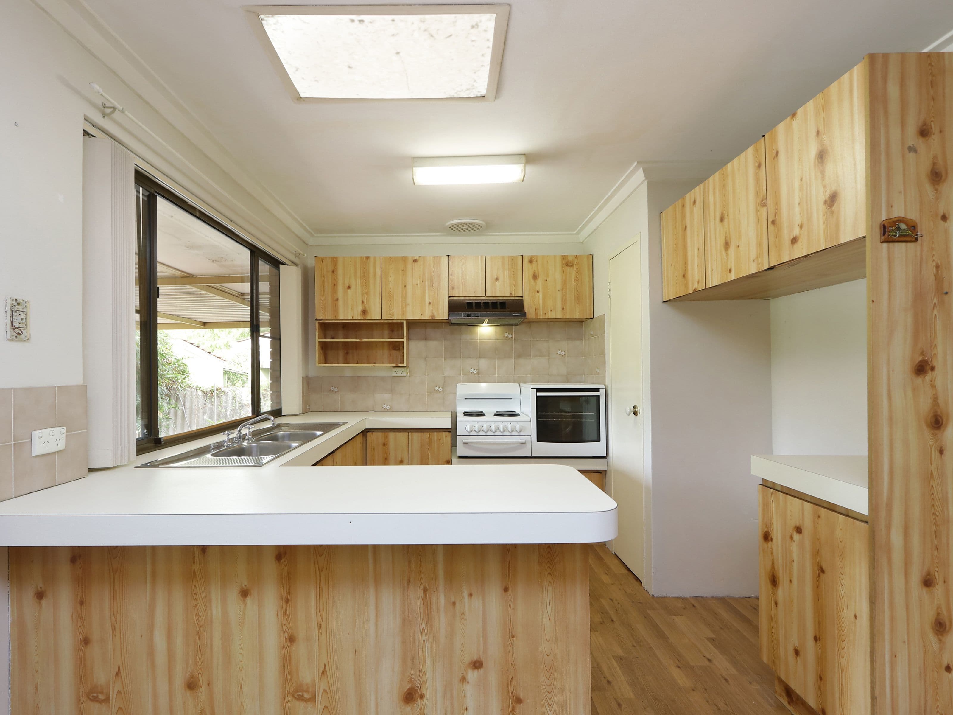 98 Railway Parade, Queens Park WA 6107, Queens Park - Thumbnail 2