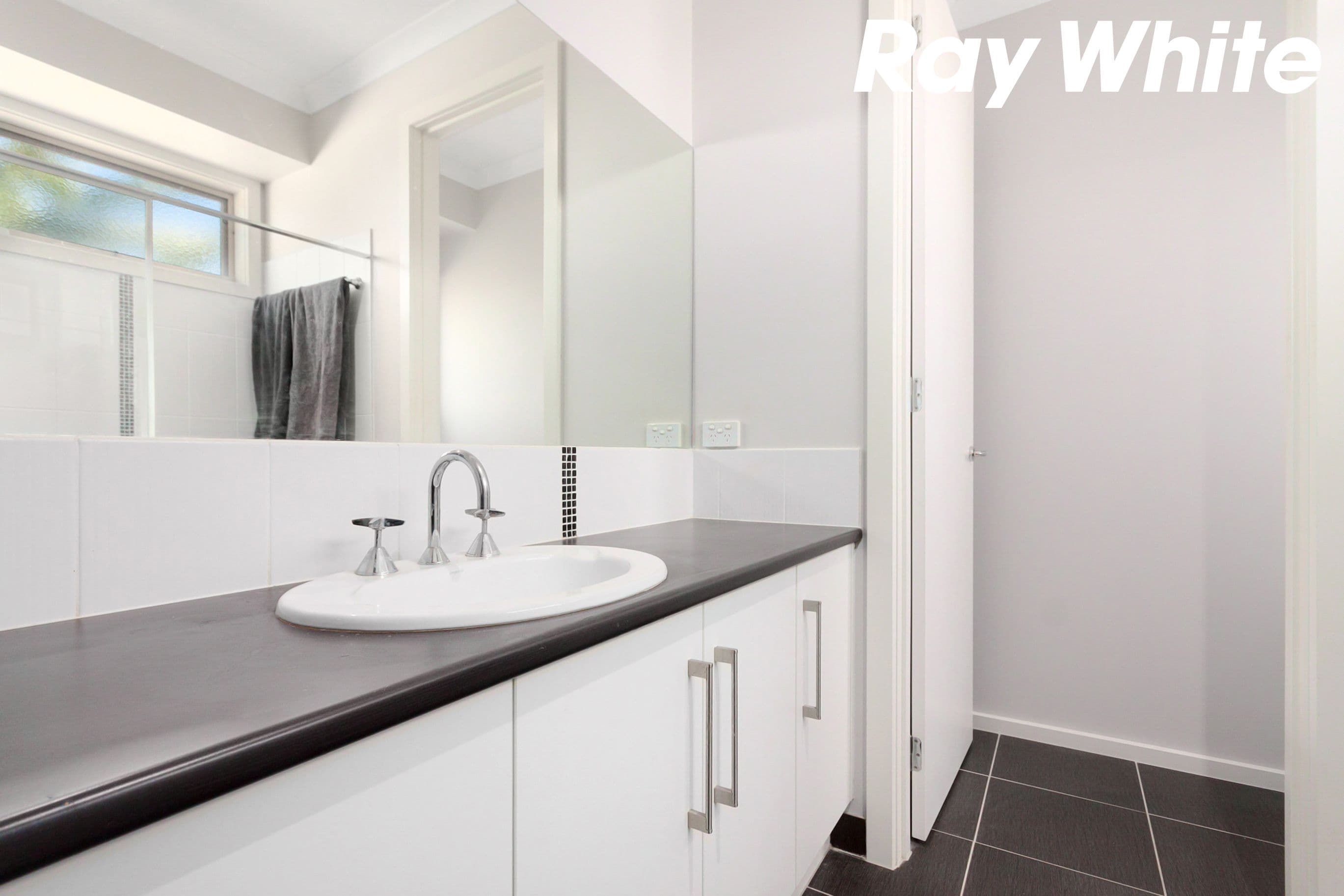 21 Loxton Way, Pakenham VIC 3810, Pakenham - Thumbnail 3