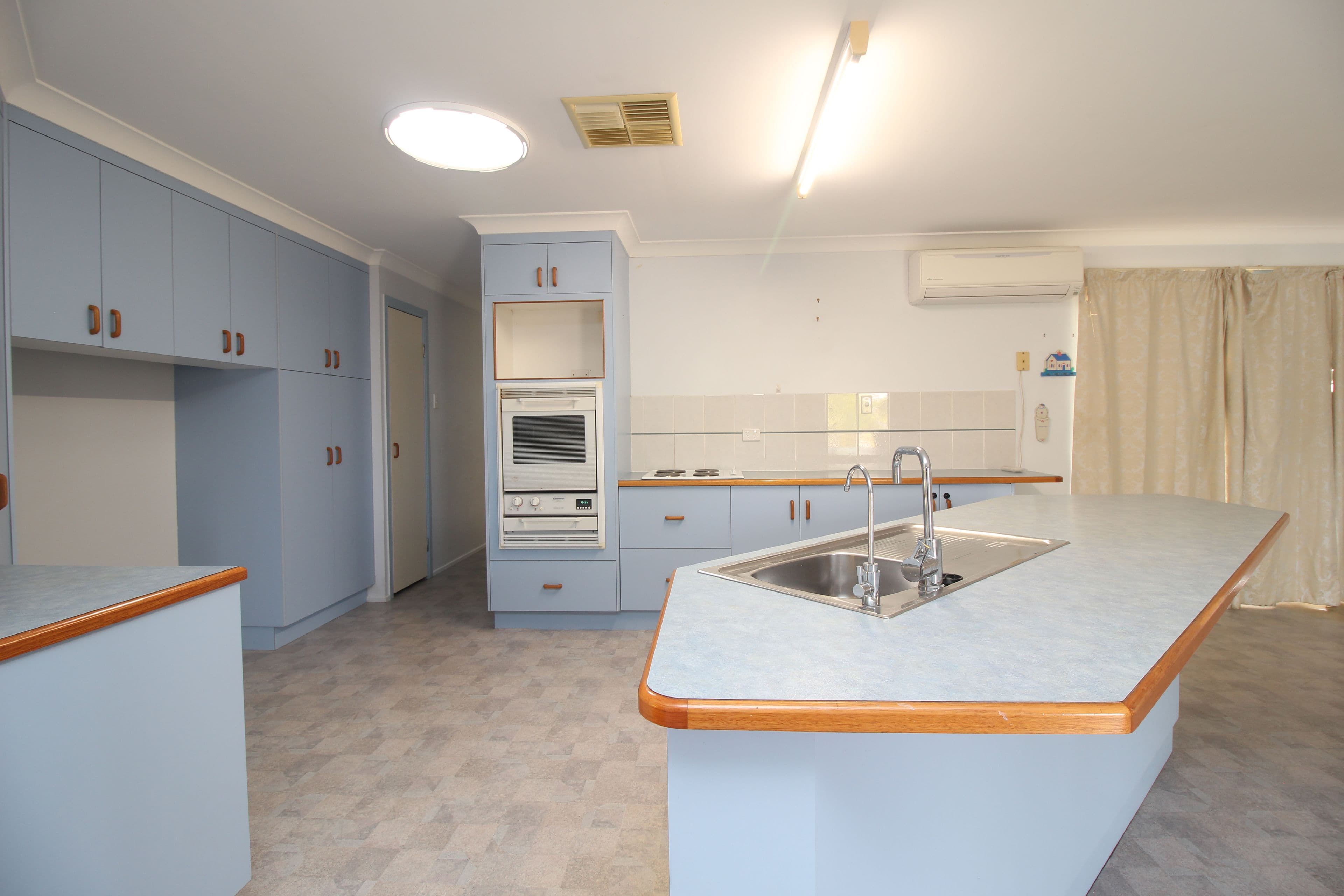 12 Eubar Place, Emerald QLD 4720, Emerald - Thumbnail 3