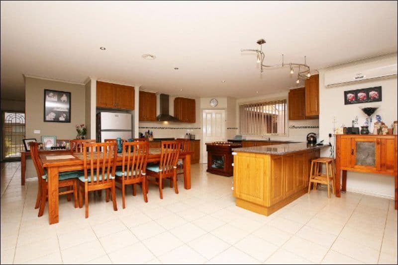 11 University Drive, TAYLORS HILL VIC 3037, Taylors Hill - Thumbnail 2