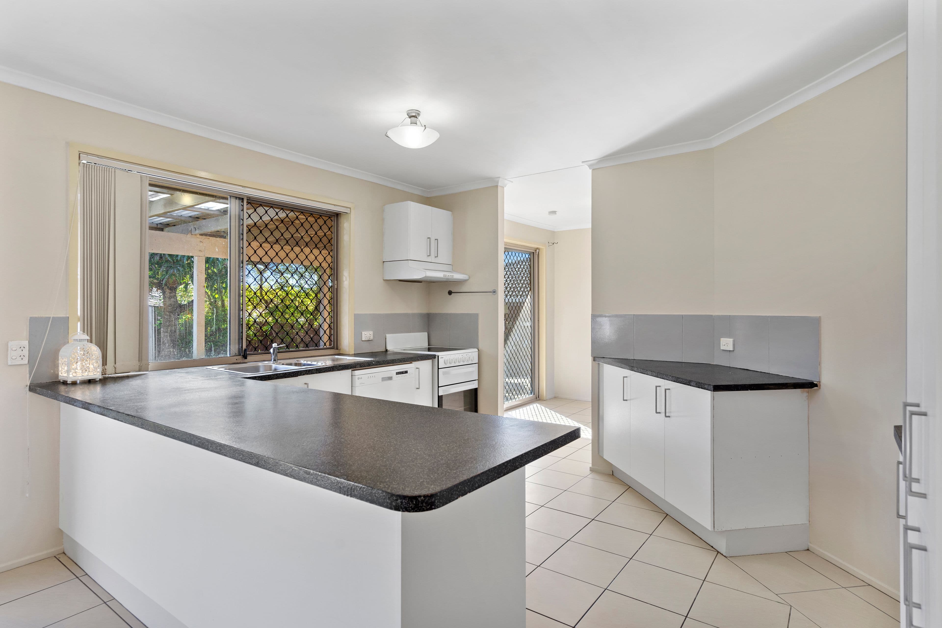 15 Mooloolah Court, Hillcrest QLD 4118, Hillcrest - Thumbnail 2