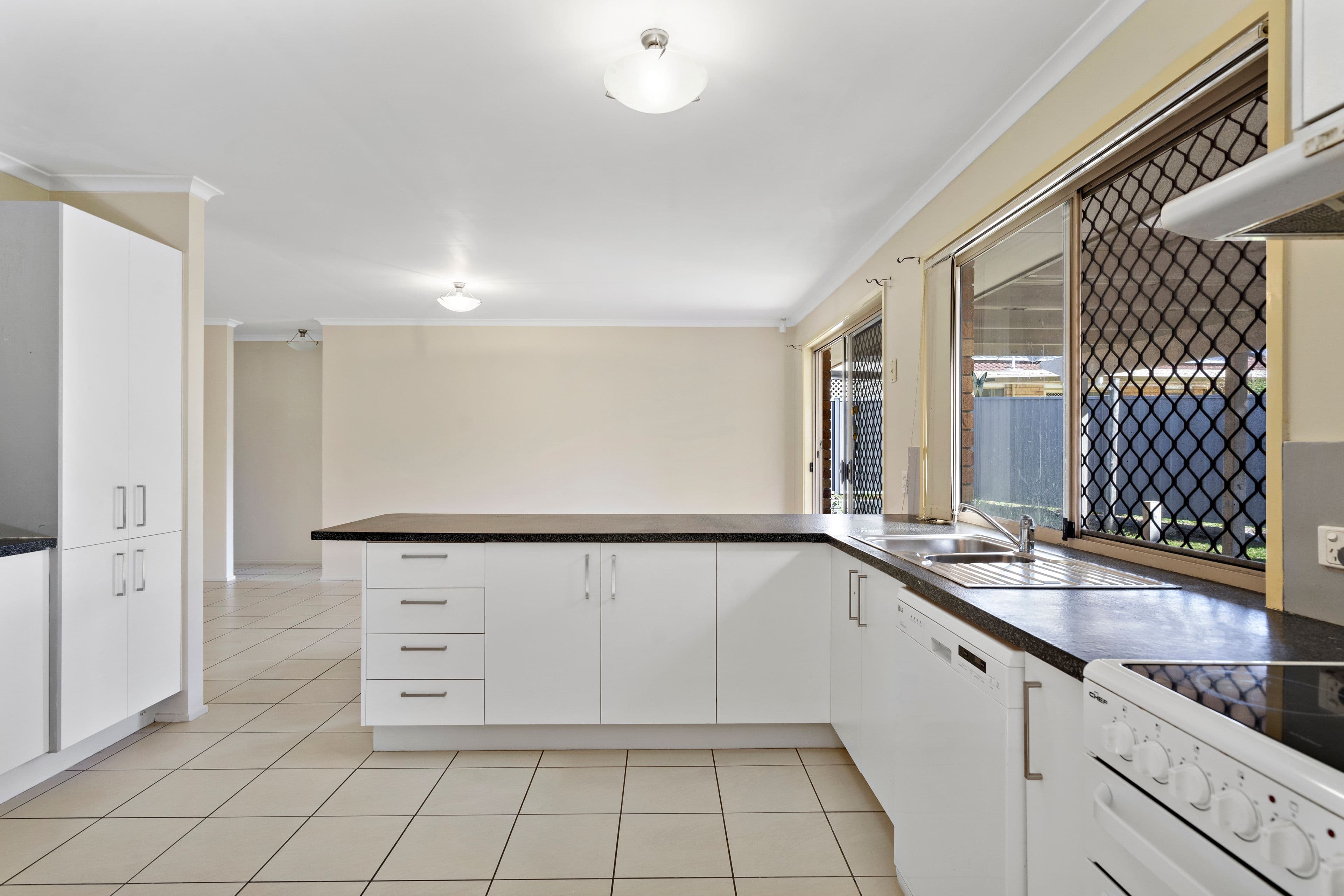 15 Mooloolah Court, Hillcrest QLD 4118, Hillcrest - Thumbnail 7
